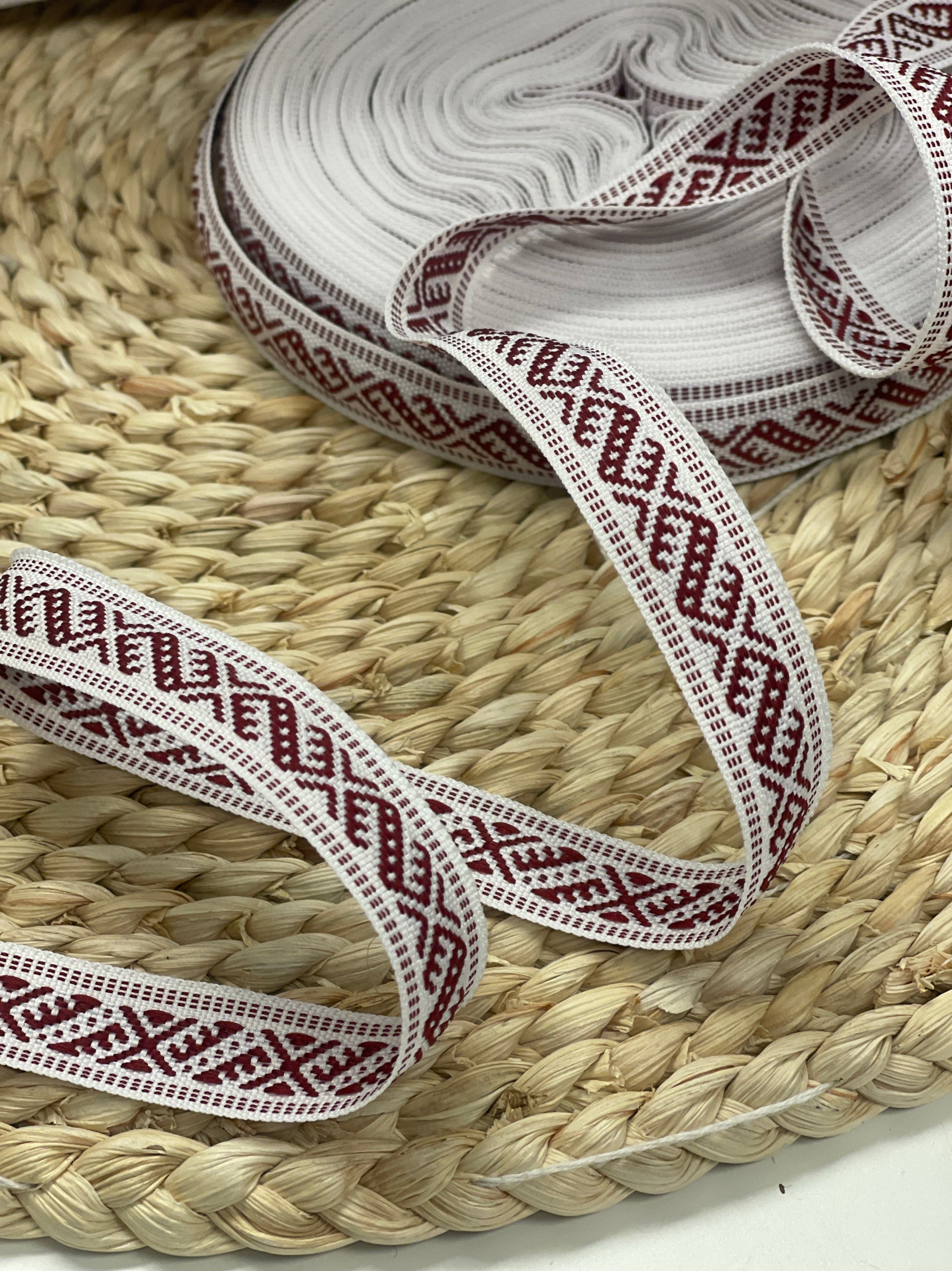 Tautiskā lente, josta 15mm - balta ar bordo rakstu - LV