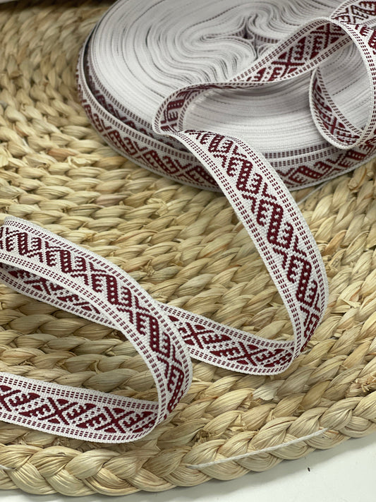 Tautiskā lente, josta 15mm - balta ar bordo rakstu - LV