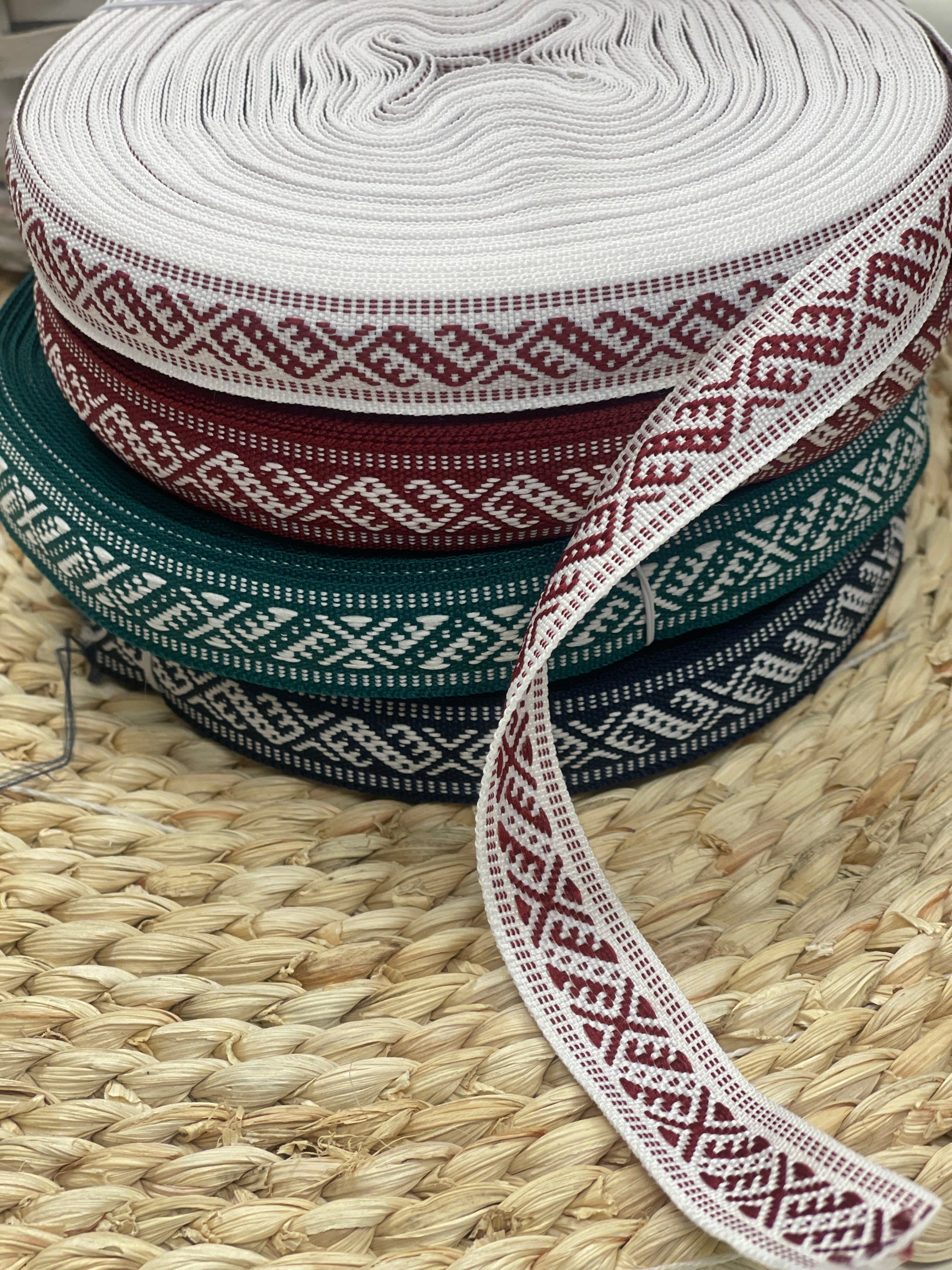 Tautiskā lente, josta 15mm - balta ar bordo rakstu - LV