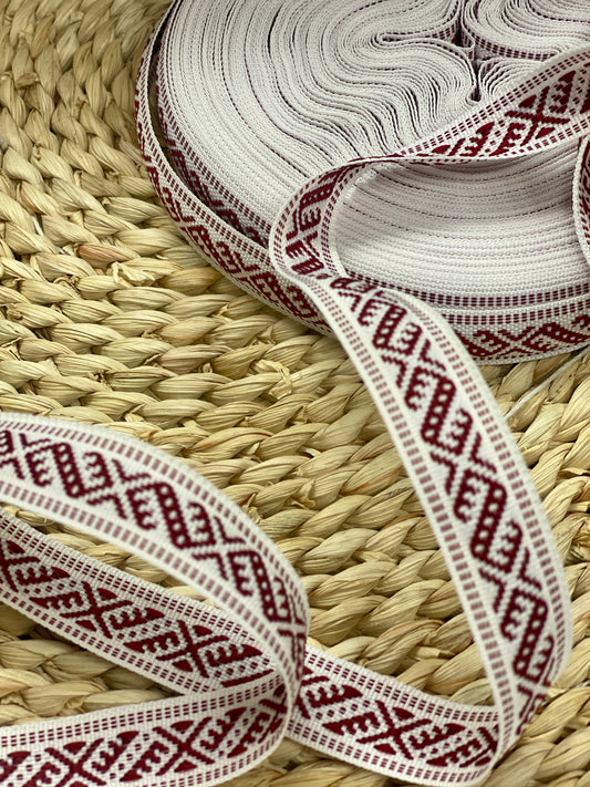 Tautiskā lente, josta 15mm - balta ar bordo rakstu - LV