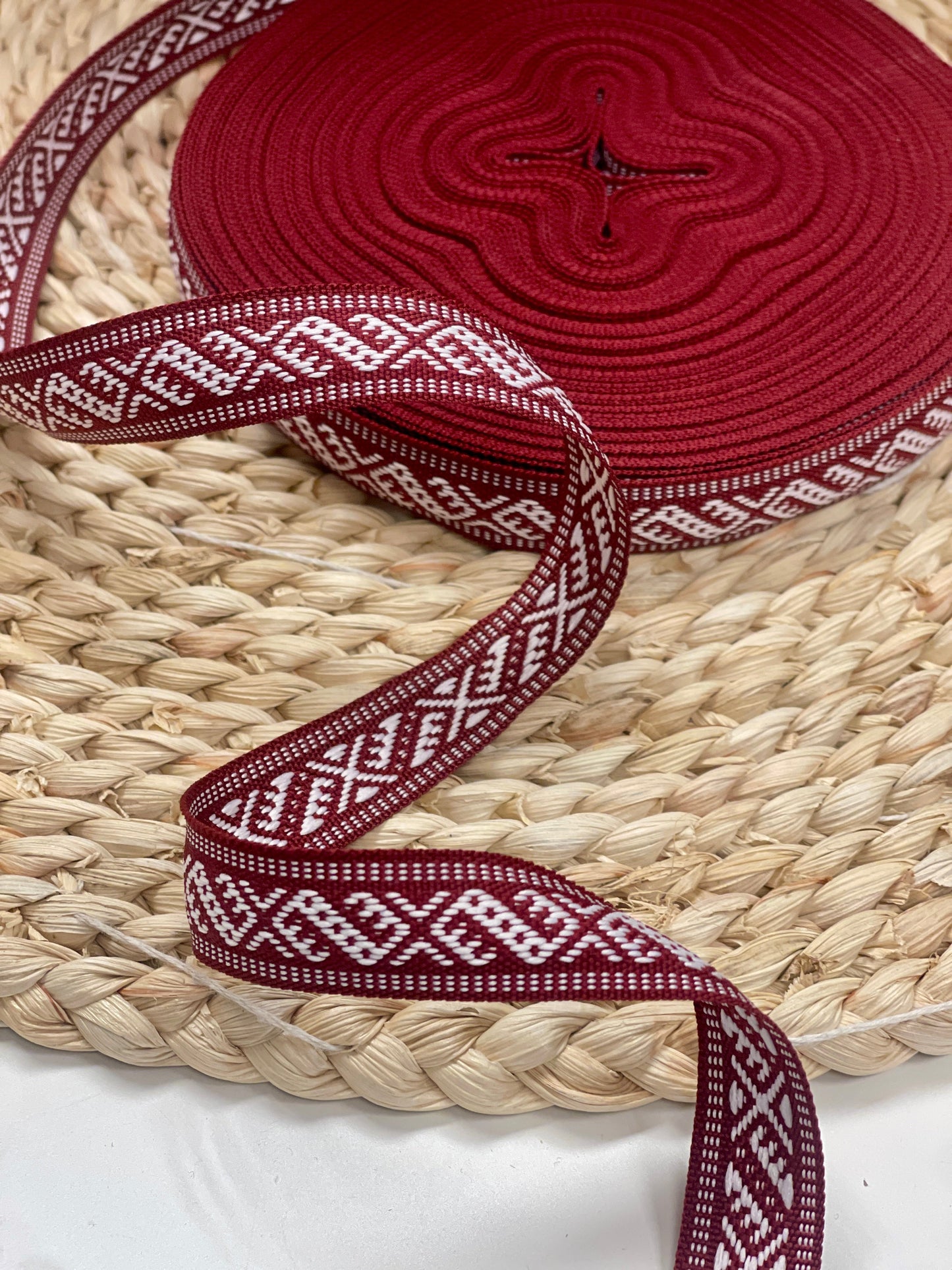 Tautiskā lente, josta 15mm - bordo ar baltu rakstu - LV