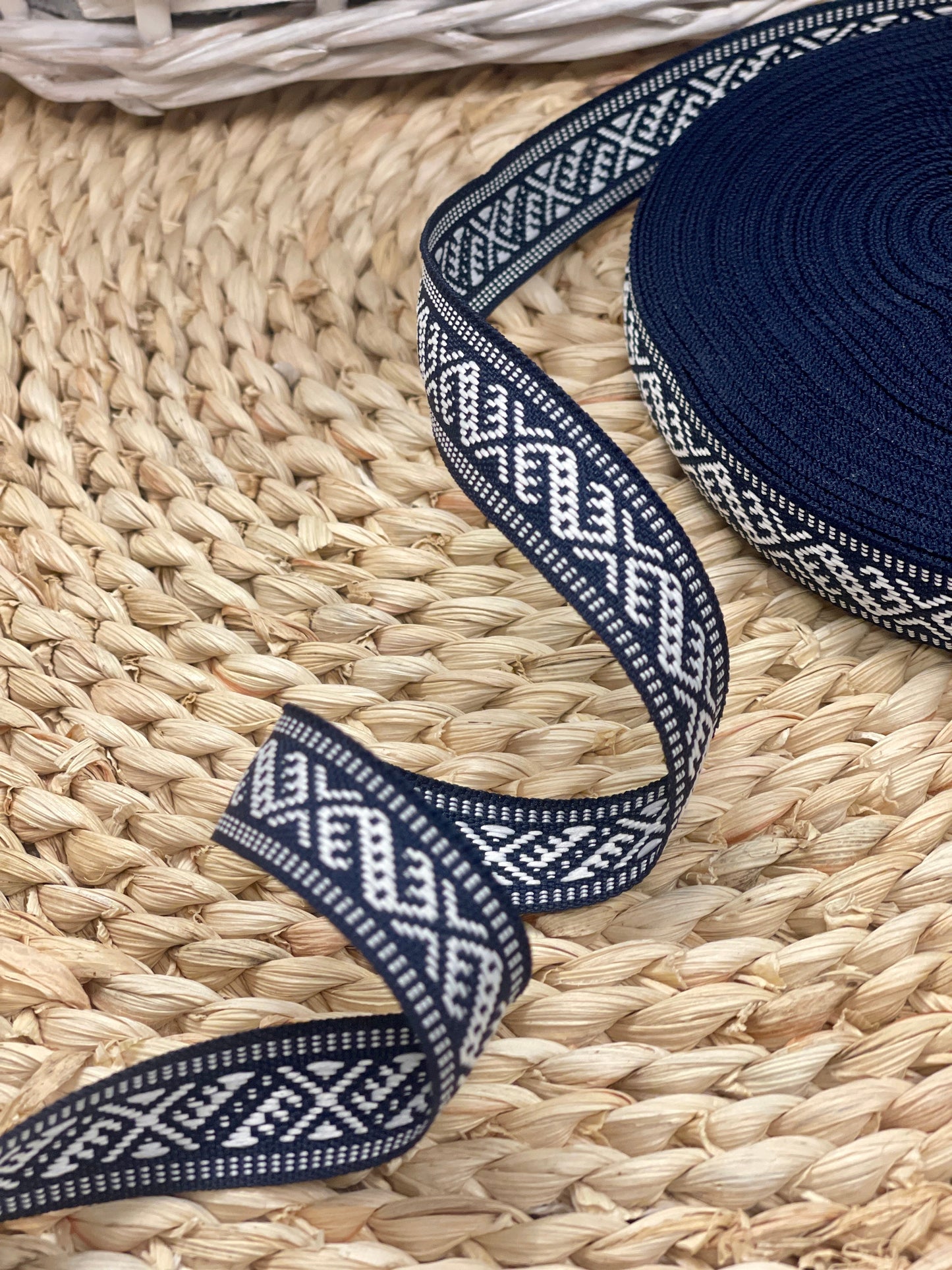 Tautiskā lente, josta 15mm - tumši zila ar baltu rakstu - LV