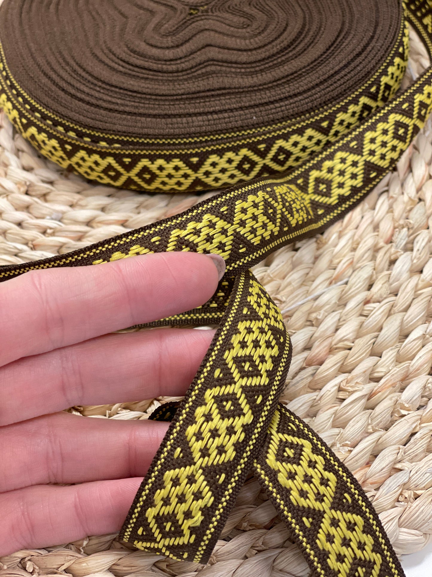 Tautiskā lente, josta 22mm - brūna ar dzeltenu - LV