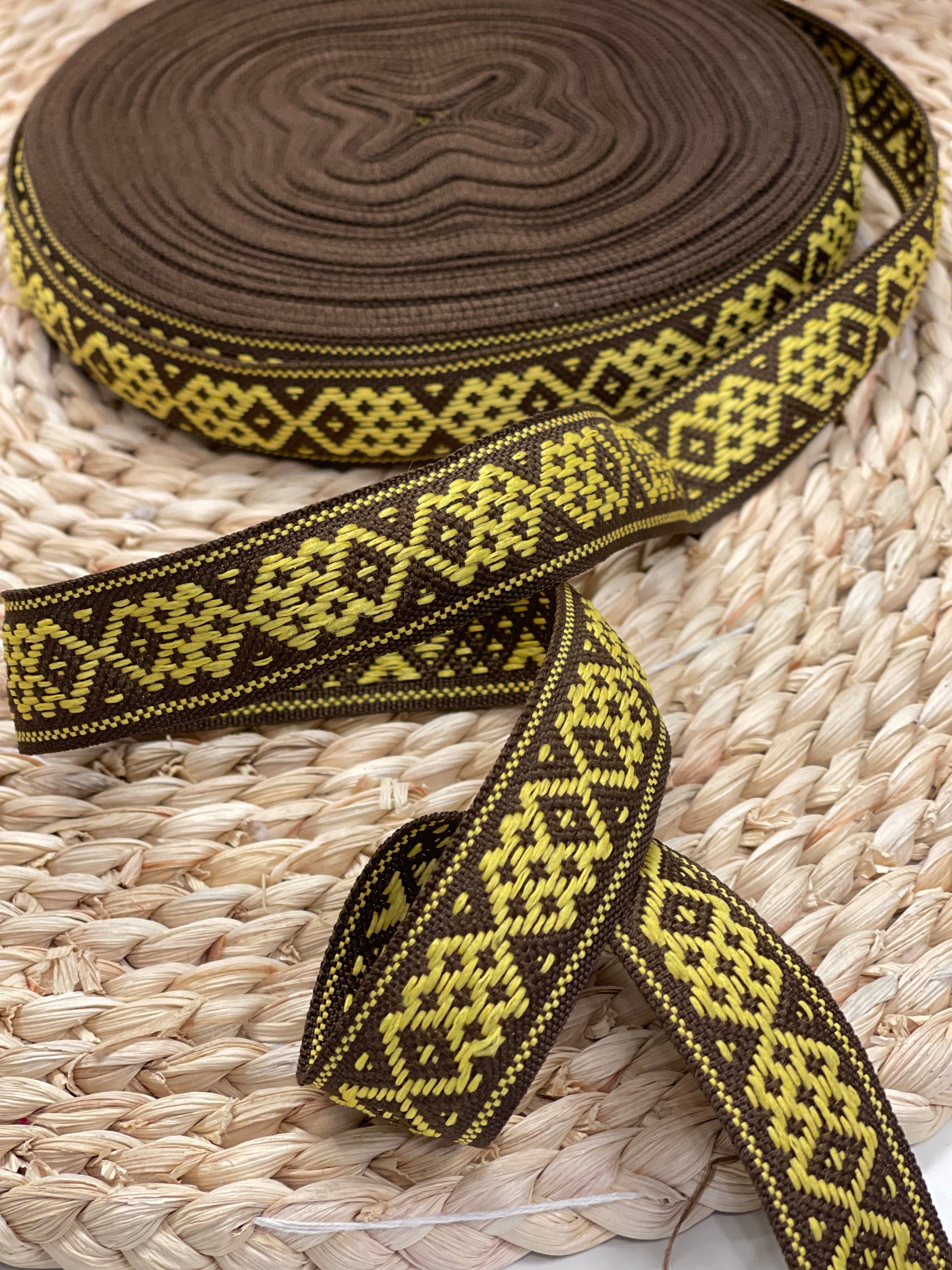 Tautiskā lente, josta 22mm - brūna ar dzeltenu - LV