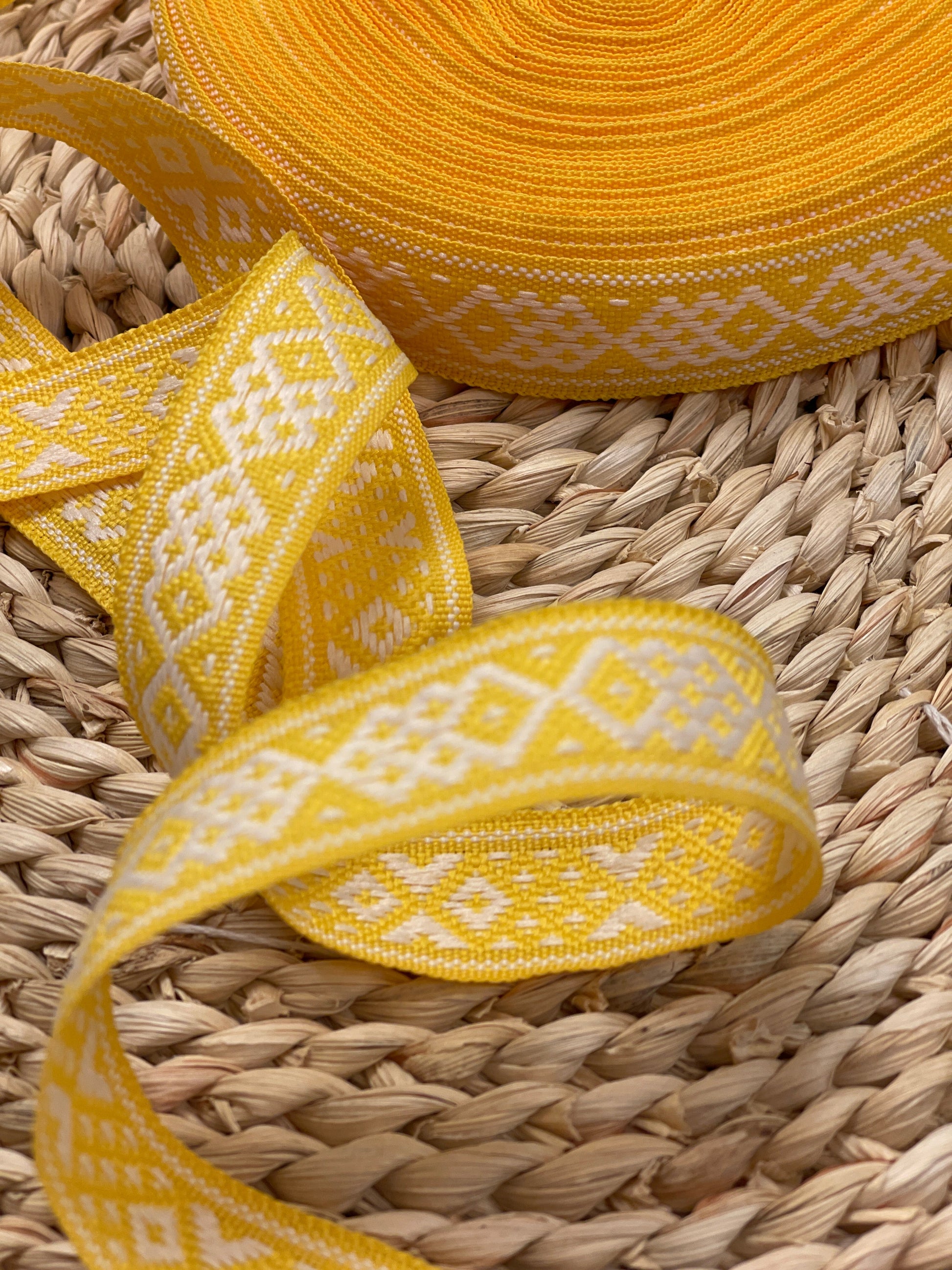 Tautiskā lente, josta 22mm - dzeltena ar baltu - LV