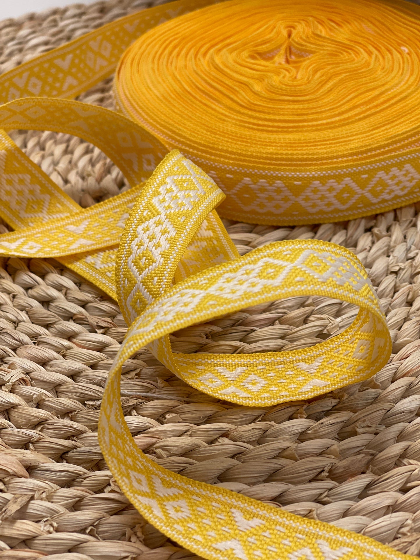 Tautiskā lente, josta 22mm - dzeltena ar baltu - LV