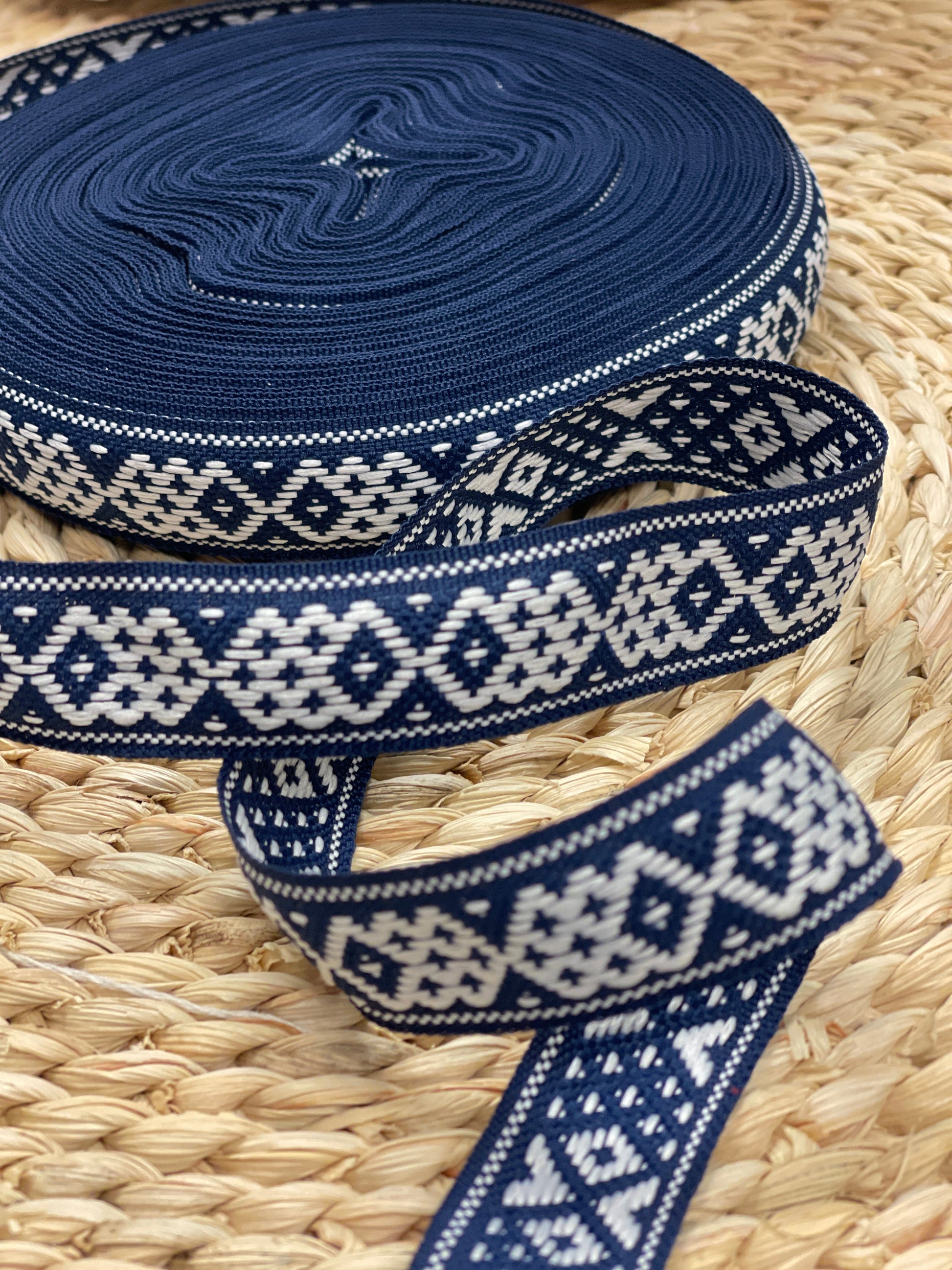 Tautiskā lente, josta 22mm - tumši zila ar baltu - LV