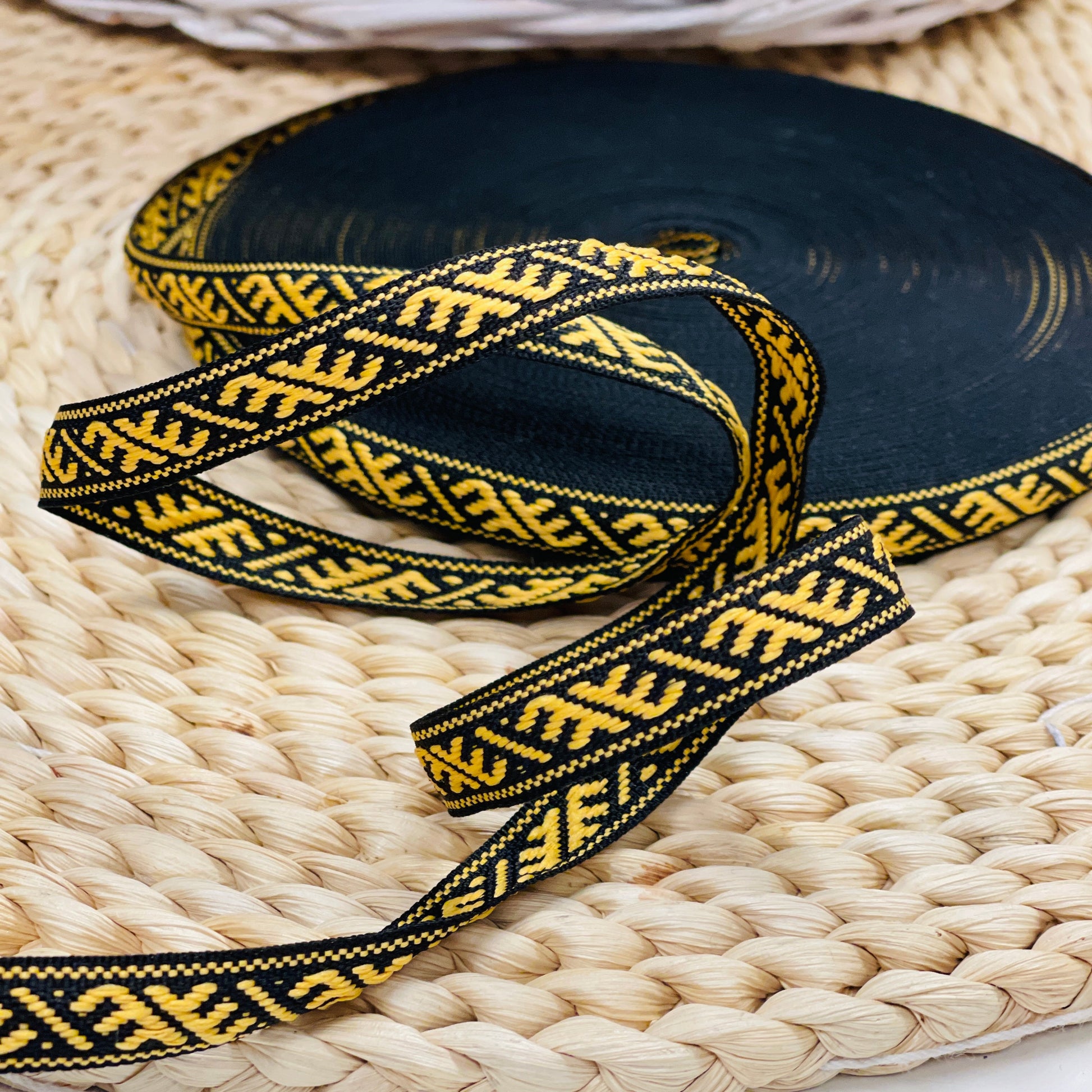 Tautiskā lente, josta Ūsiņš 12mm - dzeltena ar melnu - LV