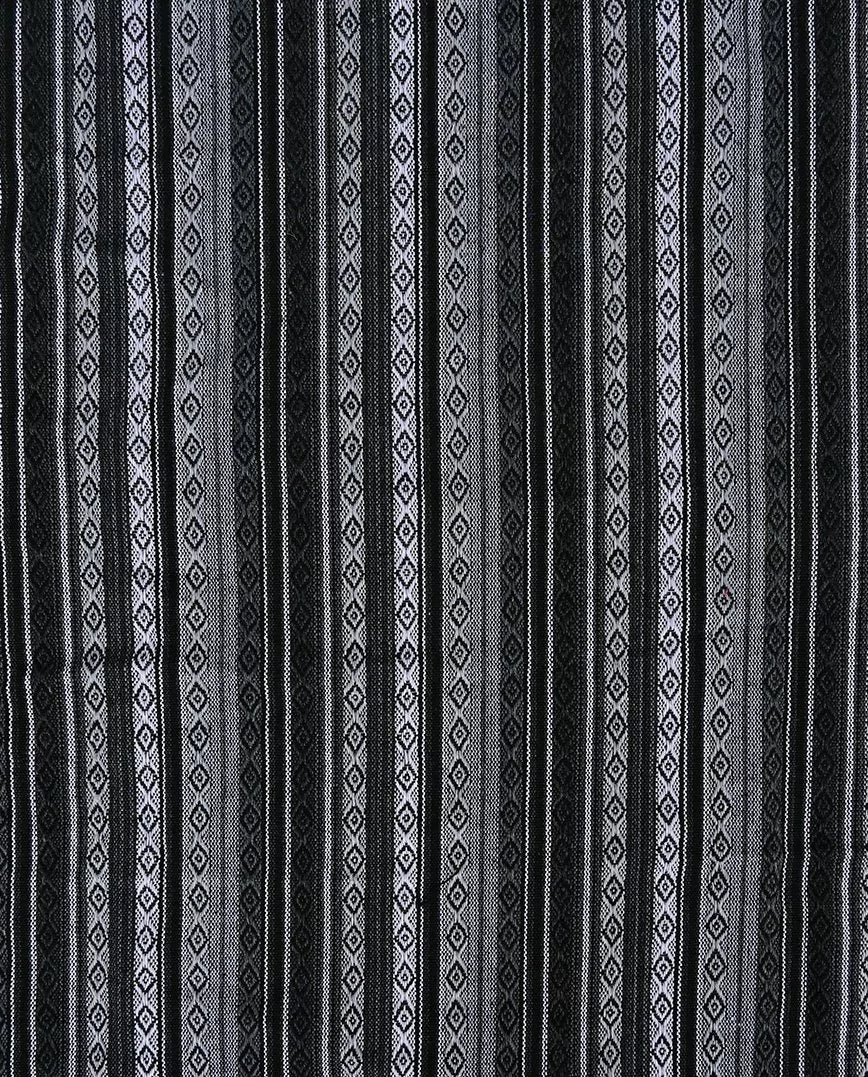 Tautiska raksta audums - melns ar pelēku 200 g/m²