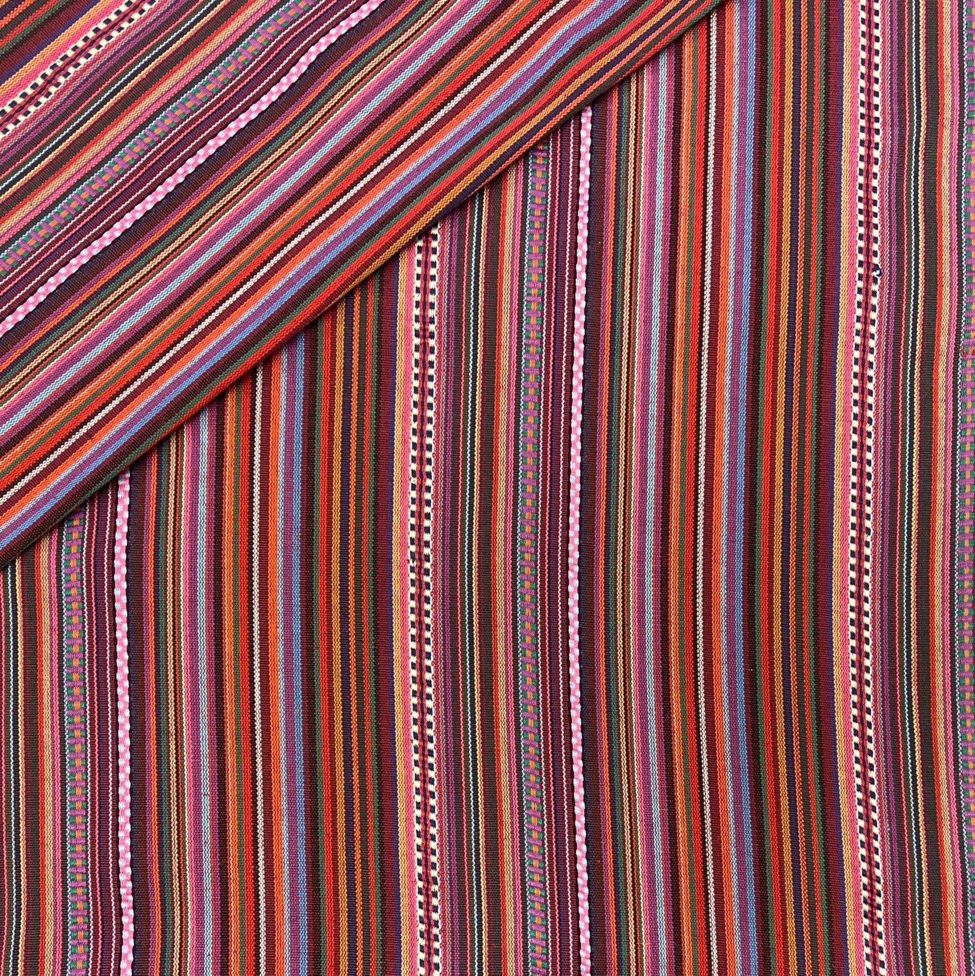 Tautiska raksta audums - sarkanie toņi 200 g/m²