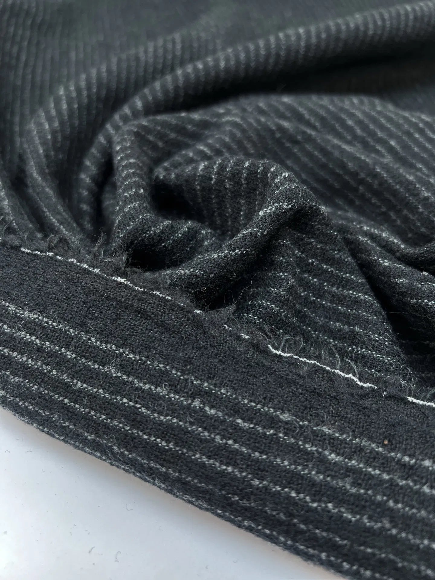 Vilnas audums - melns ar smalku svītriņu 240 g/m²