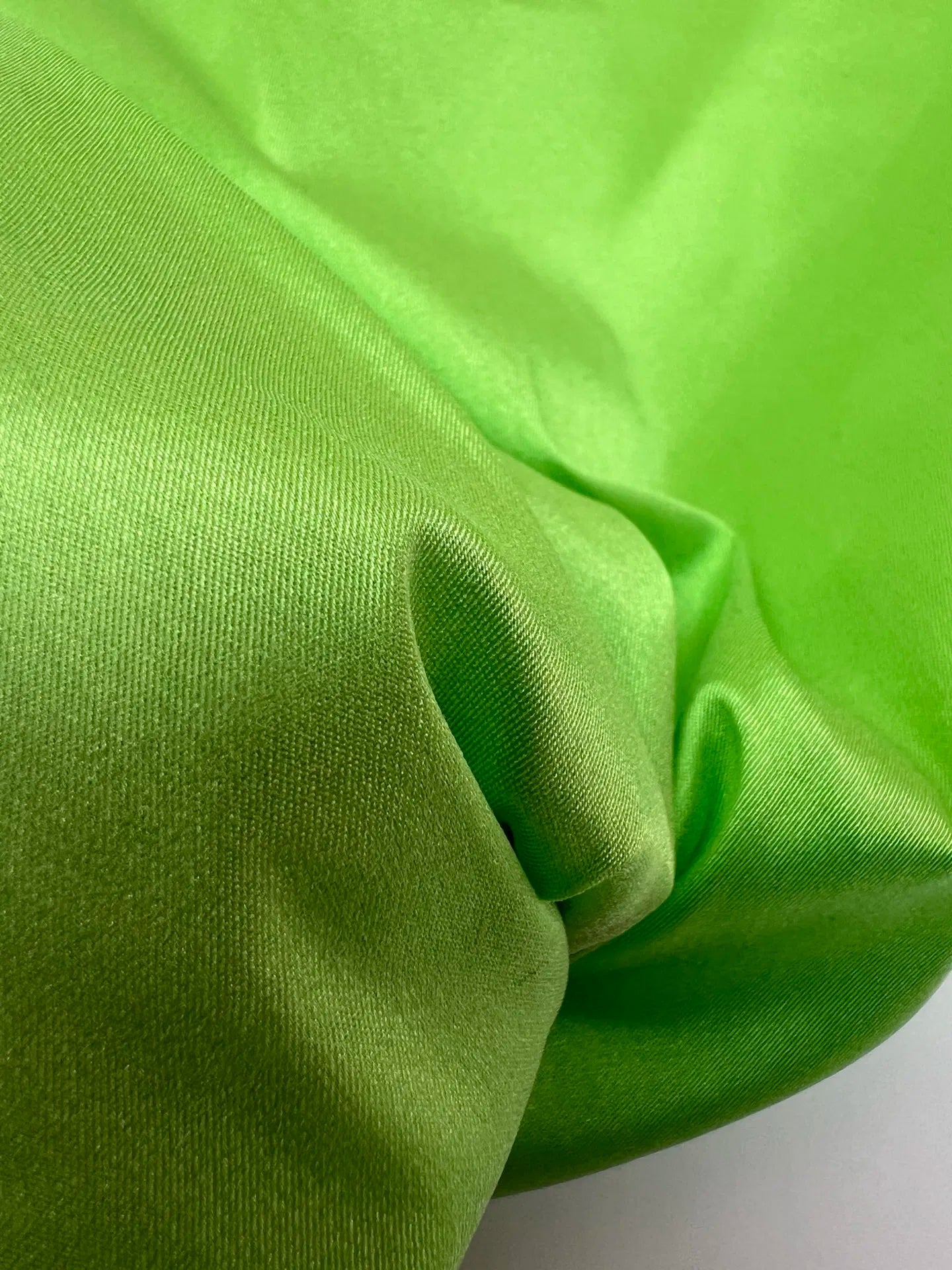 Zīda satīns - kivi tonis 70 g/m²