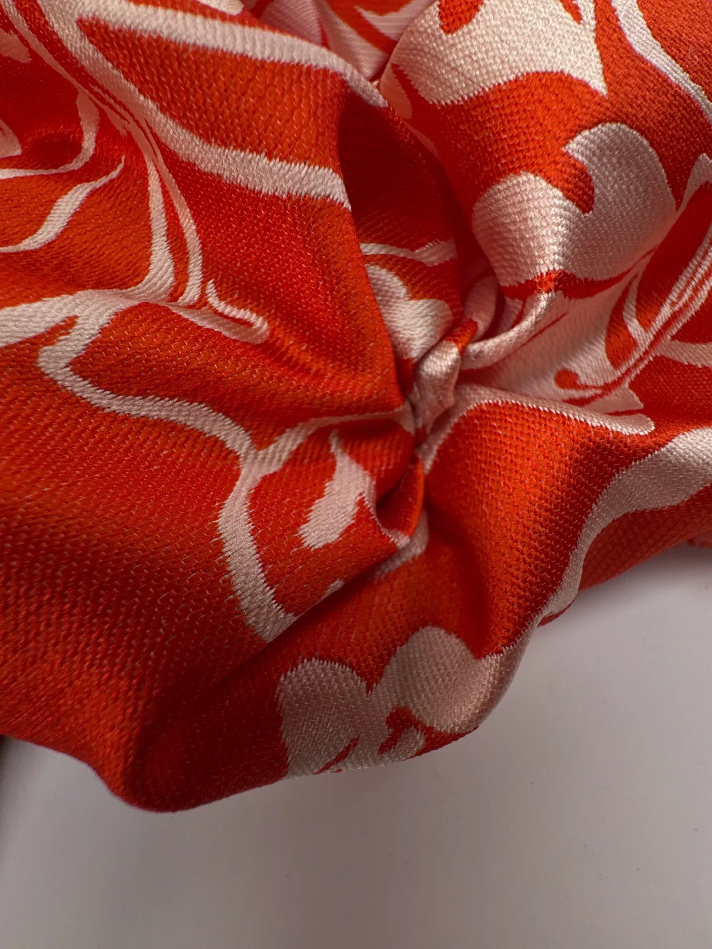 Zīda žakards - sarkans un bēšs ziedu raksts 105 g/m²