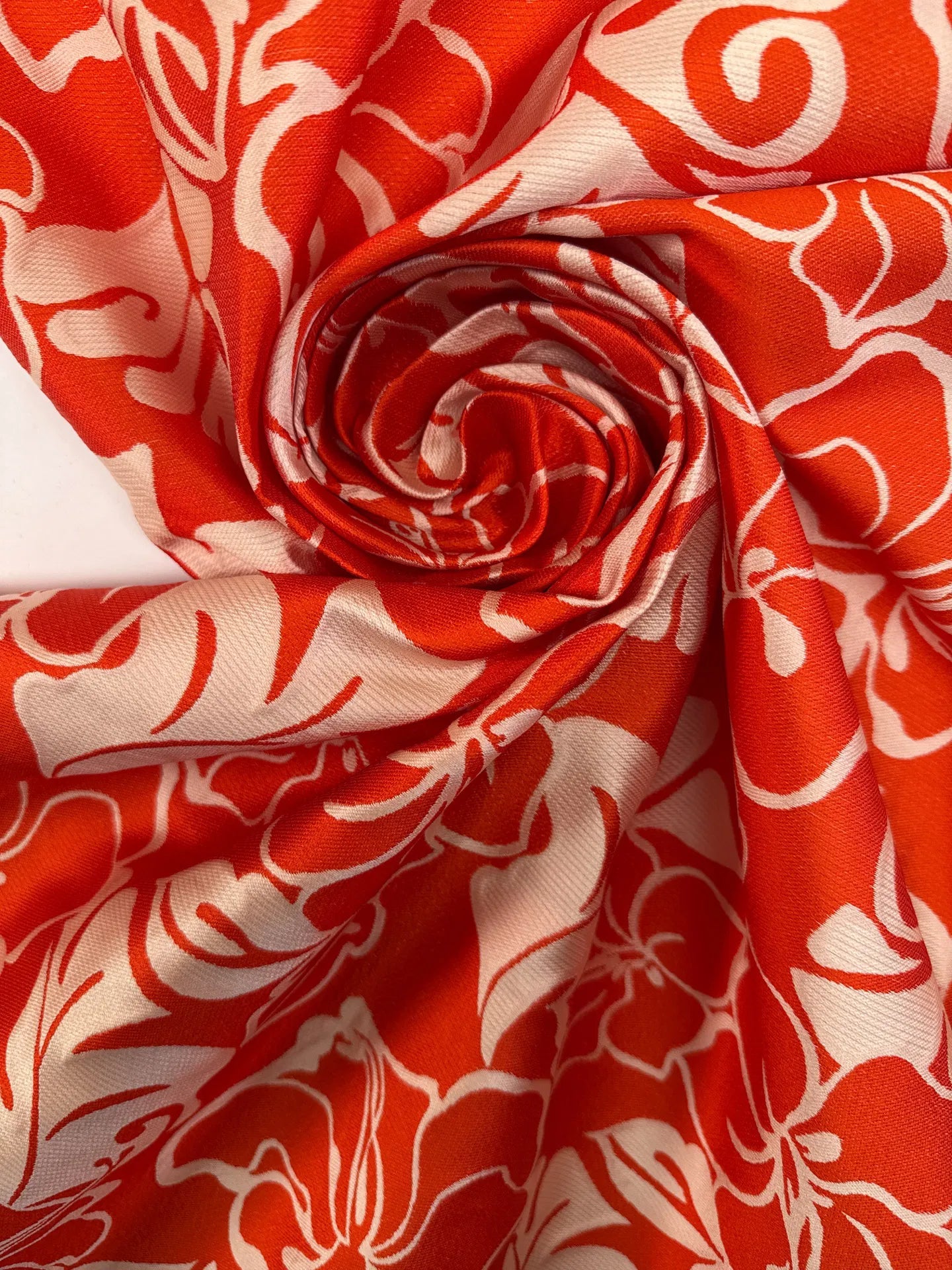 Zīda žakards - sarkans un bēšs ziedu raksts 105 g/m²