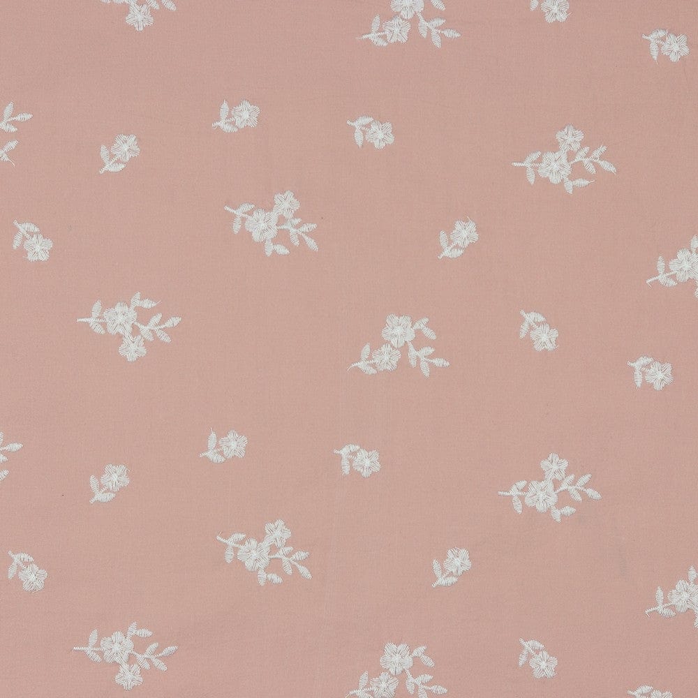 Izšūts, mazgāts kokvilnas audums- balti ziedi uz rozā fona 120 g/m²
