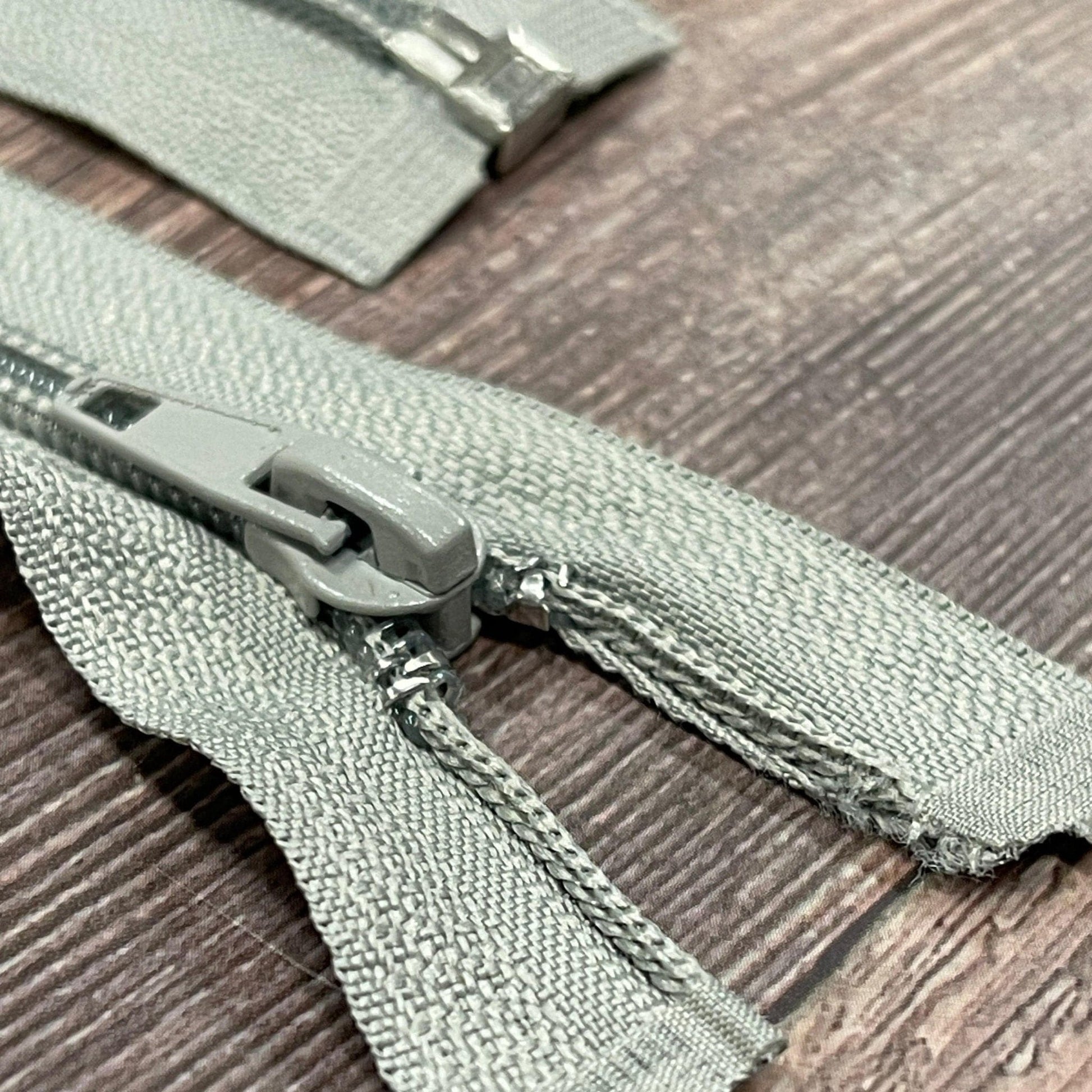 Rāvējslēdzējs atverams-pelēks