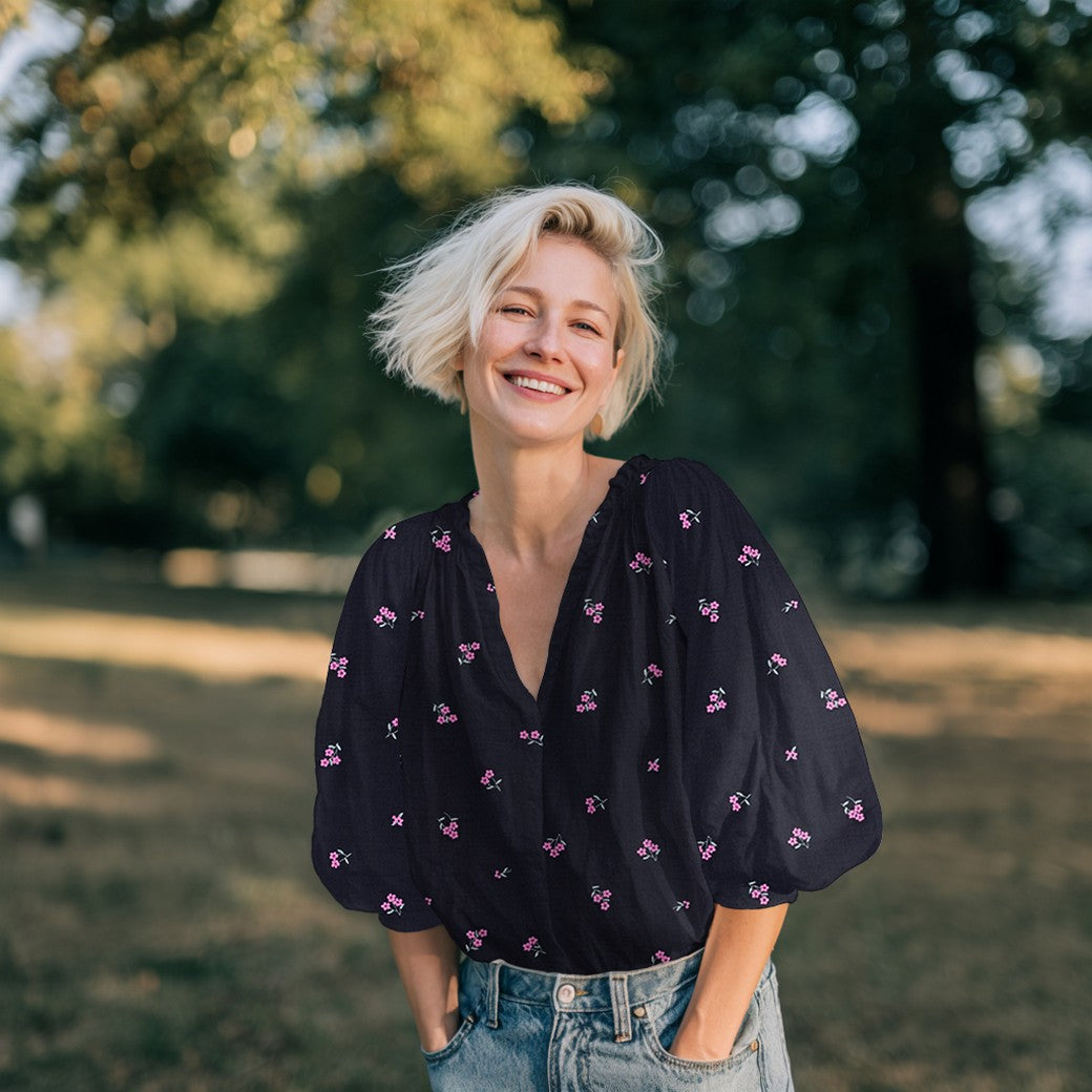 Muslinas su siuvinėtomis gėlėmis ant tamsiai mėlyno fono 130 g/m²