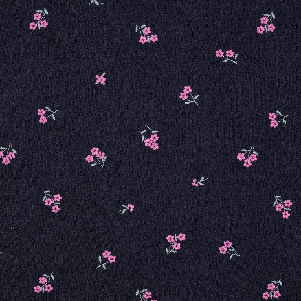 Muslinas su siuvinėtomis gėlėmis ant tamsiai mėlyno fono 130 g/m²