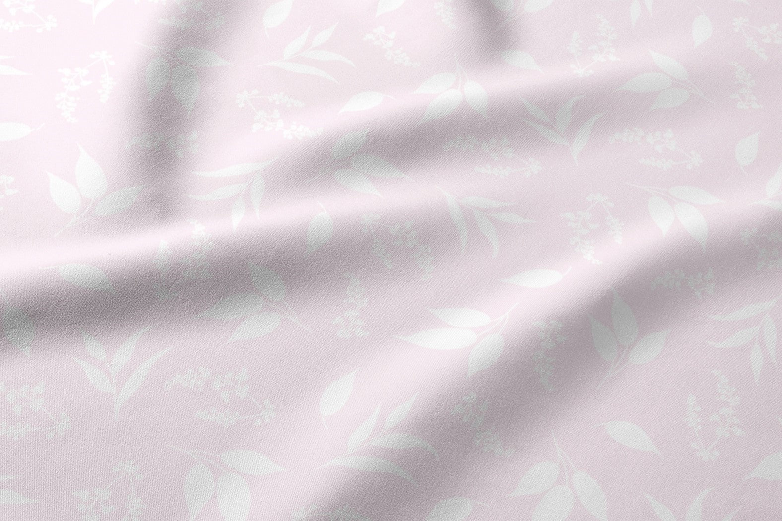 Attēls ar 100% Kokvilnas audums - baltas lapiņas uz rozā fona 125 g/m² – pieejams Šarlotes audumi
