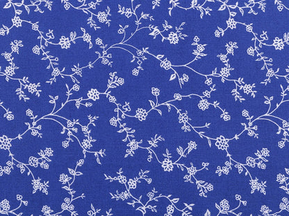 Image en tissu 100 % coton - tiges fleuries blanches sur fond bleu roi 125 g/m² – disponible chez Šarlotes audumi