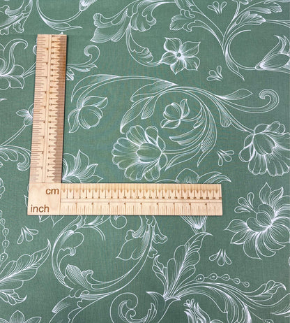 Image avec tissu 100 % coton - ombres de fleurs blanches sur fond vert 125 g/m² – disponible chez Šarlotes audumi