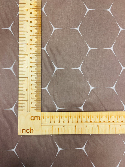 100% puuvillane kangas - pruun abstraktne muster 220cm 146 g/m²