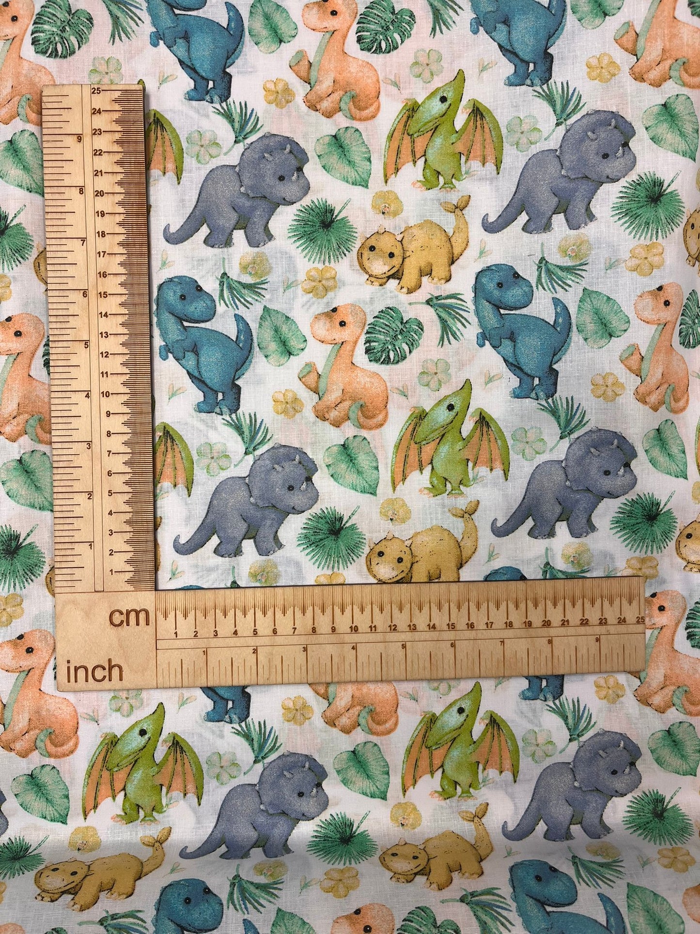 Image de tissu 100 % coton - dino 125 g/m² – disponible chez Šarlotes audumi