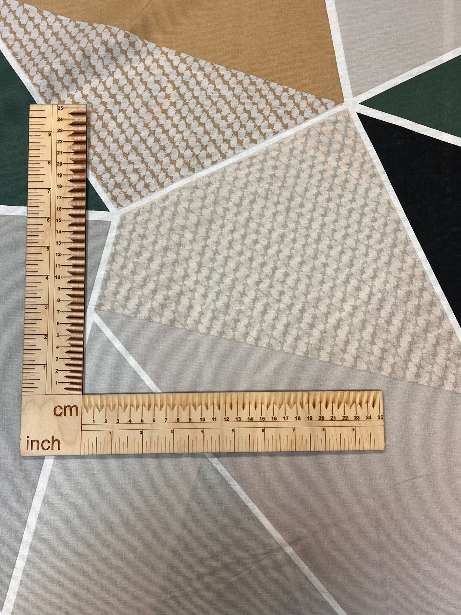 Pilt 100% puuvillakangast - geomeetrilised kolmnurgad 220cm 130 g/m² – saadaval Šarlotes audumi