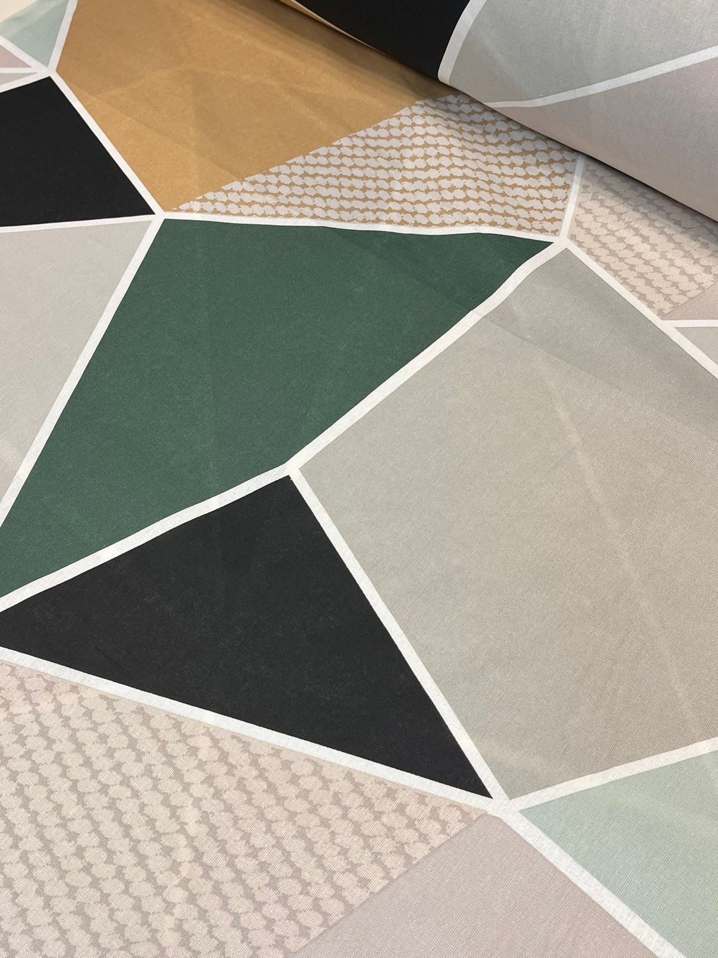 Pilt 100% puuvillasest kangast – geomeetrilised kolmnurgad 220cm 130 g/m² – saadaval Šarlotes audumi