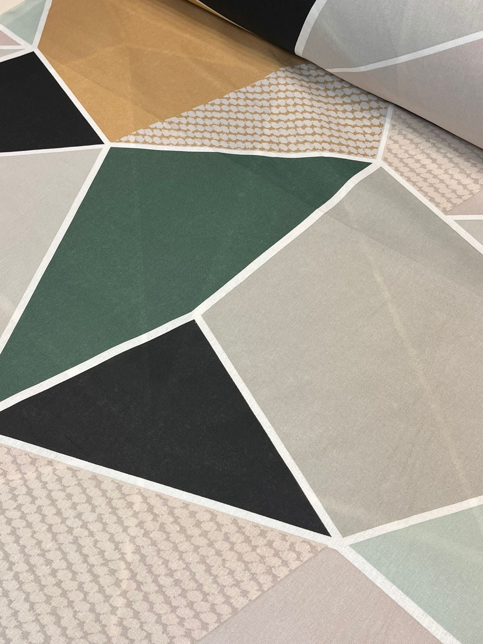 Pilt 100% puuvillasest kangast – geomeetrilised kolmnurgad 220cm 130 g/m² – saadaval Šarlotes audumi