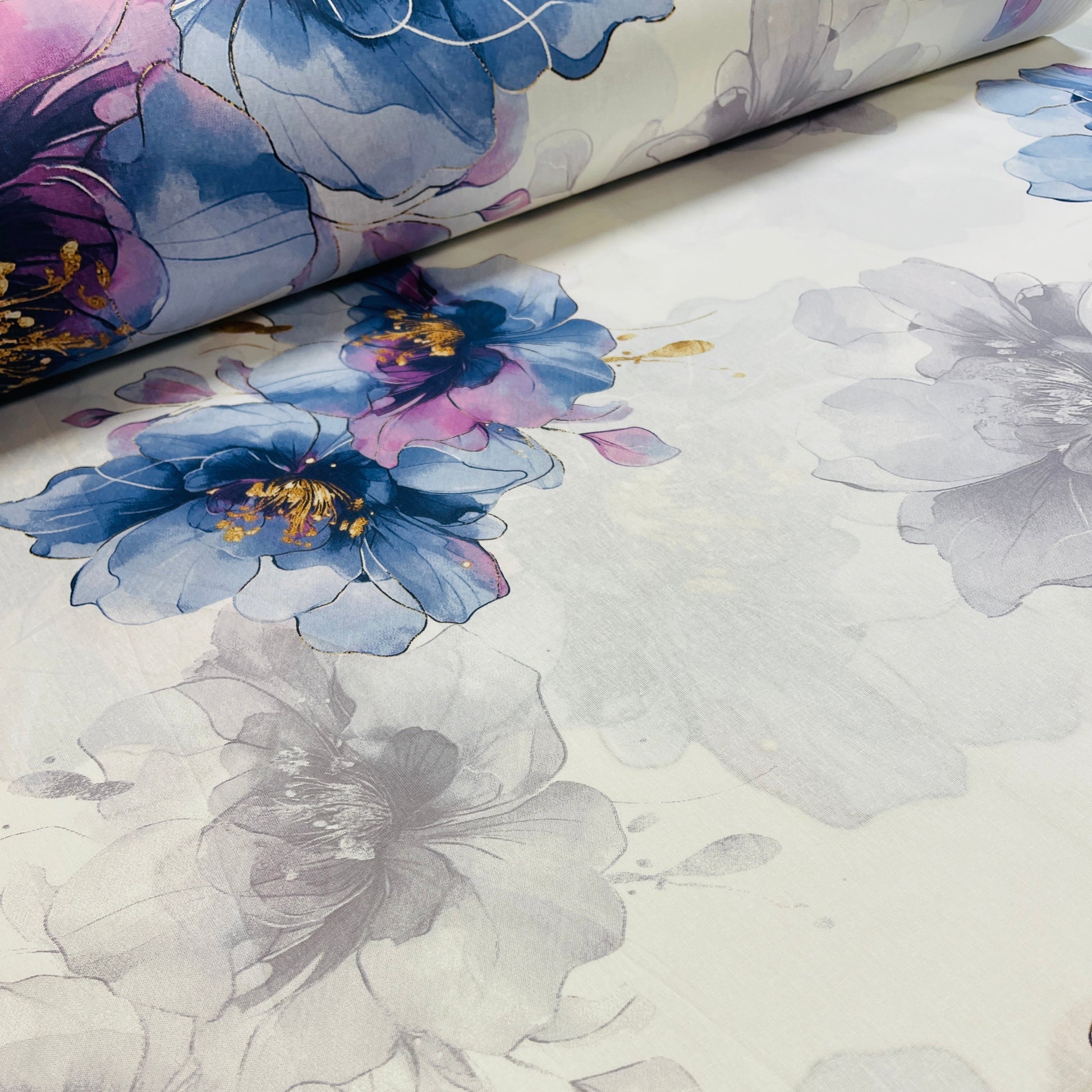 Attēls ar 100% Kokvilnas audums - indigo ziedi 220cm 146 g/m² – pieejams Šarlotes audumi