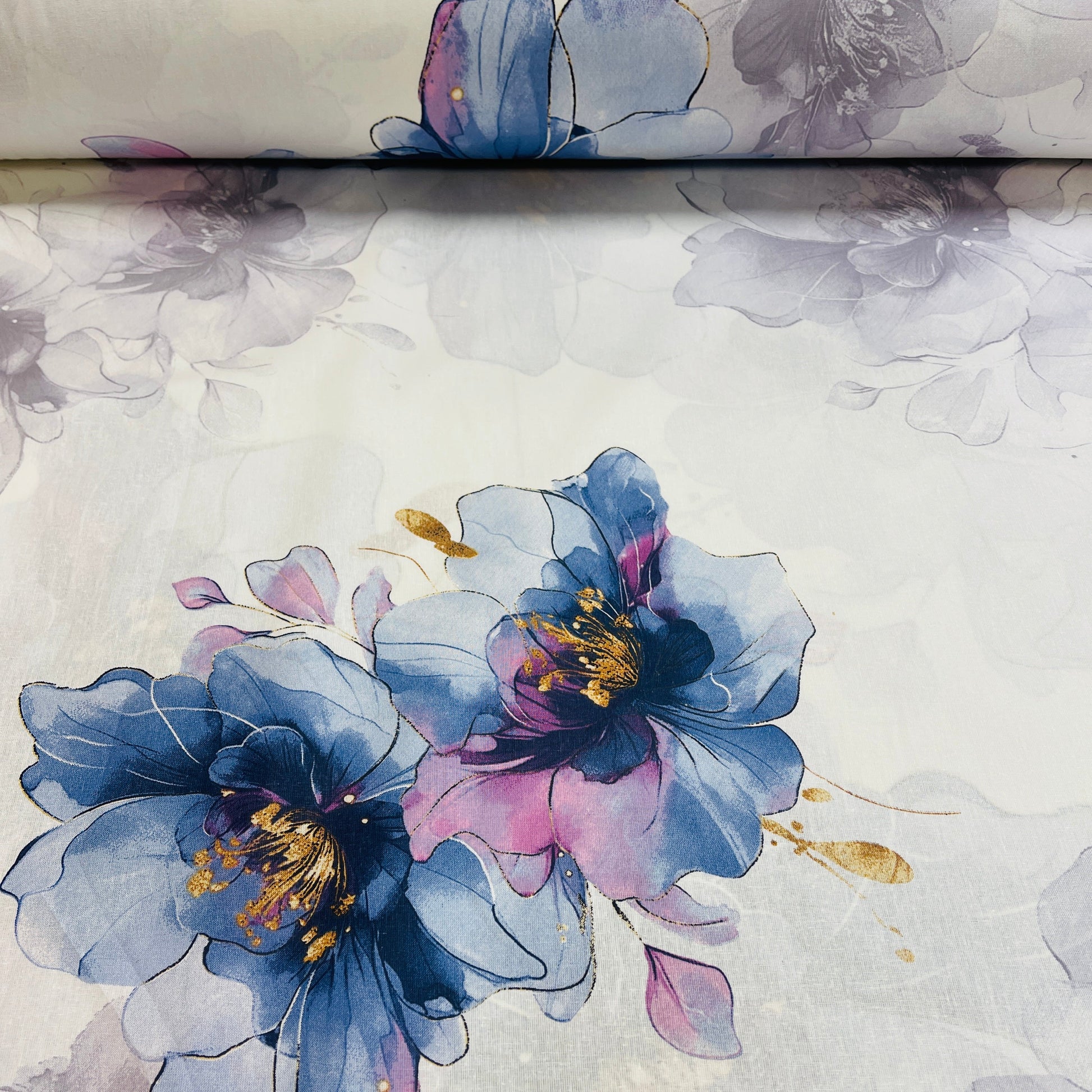 Attēls ar 100% Kokvilnas audums - indigo ziedi 220cm 146 g/m² – pieejams Šarlotes audumi