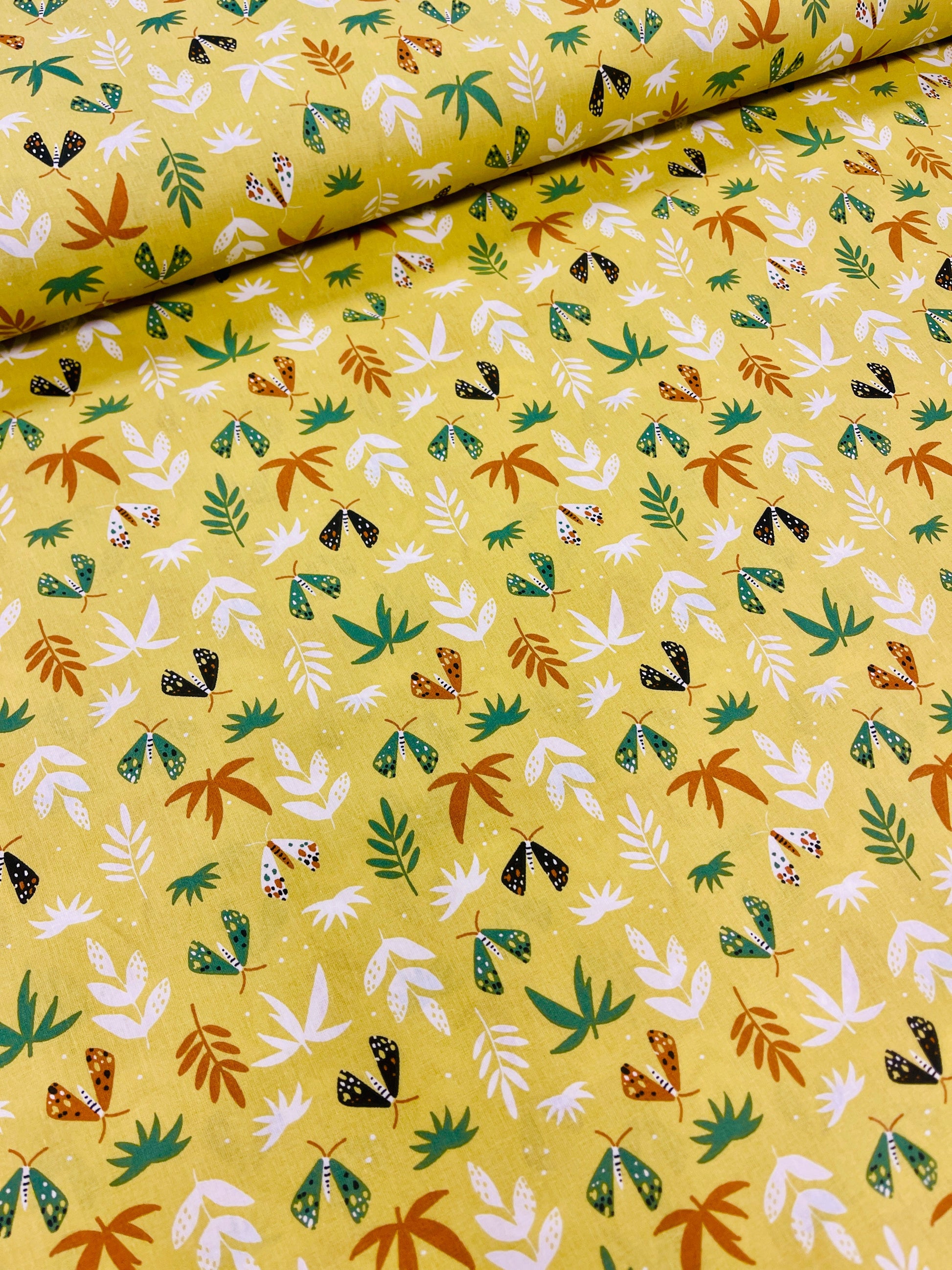 Attēls ar 100% Kokvilnas audums - lapiņas uz dzeltenzaļa fona 125 g/m² – pieejams Šarlotes audumi