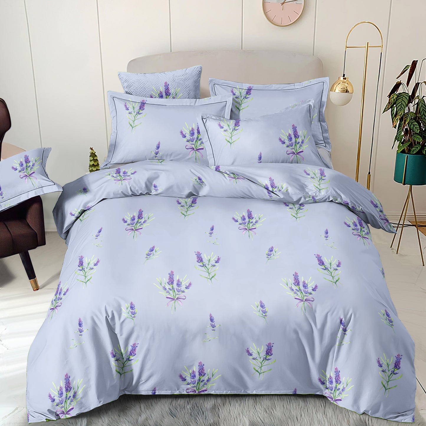 Pilt 100% puuvillasest kangast – lavendlivõrsed helesinisel taustal, 220cm, 130 g/m² – saadaval Šarlote kangad