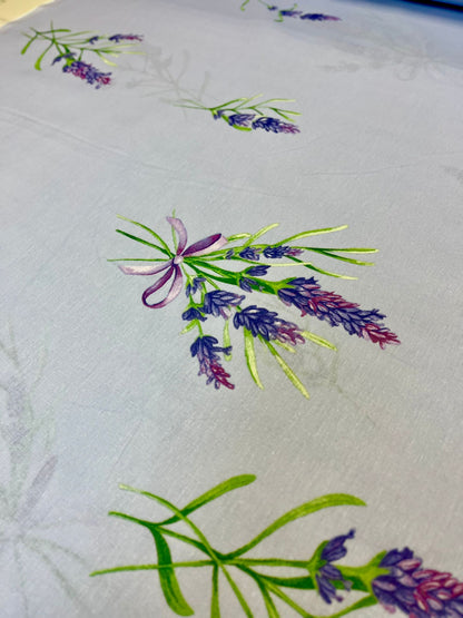 alt
Pilt 100% puuvillakangast - lavendlivõrsed helesinine 220 cm 130 g/m² – saadaval Šarlotes audumi