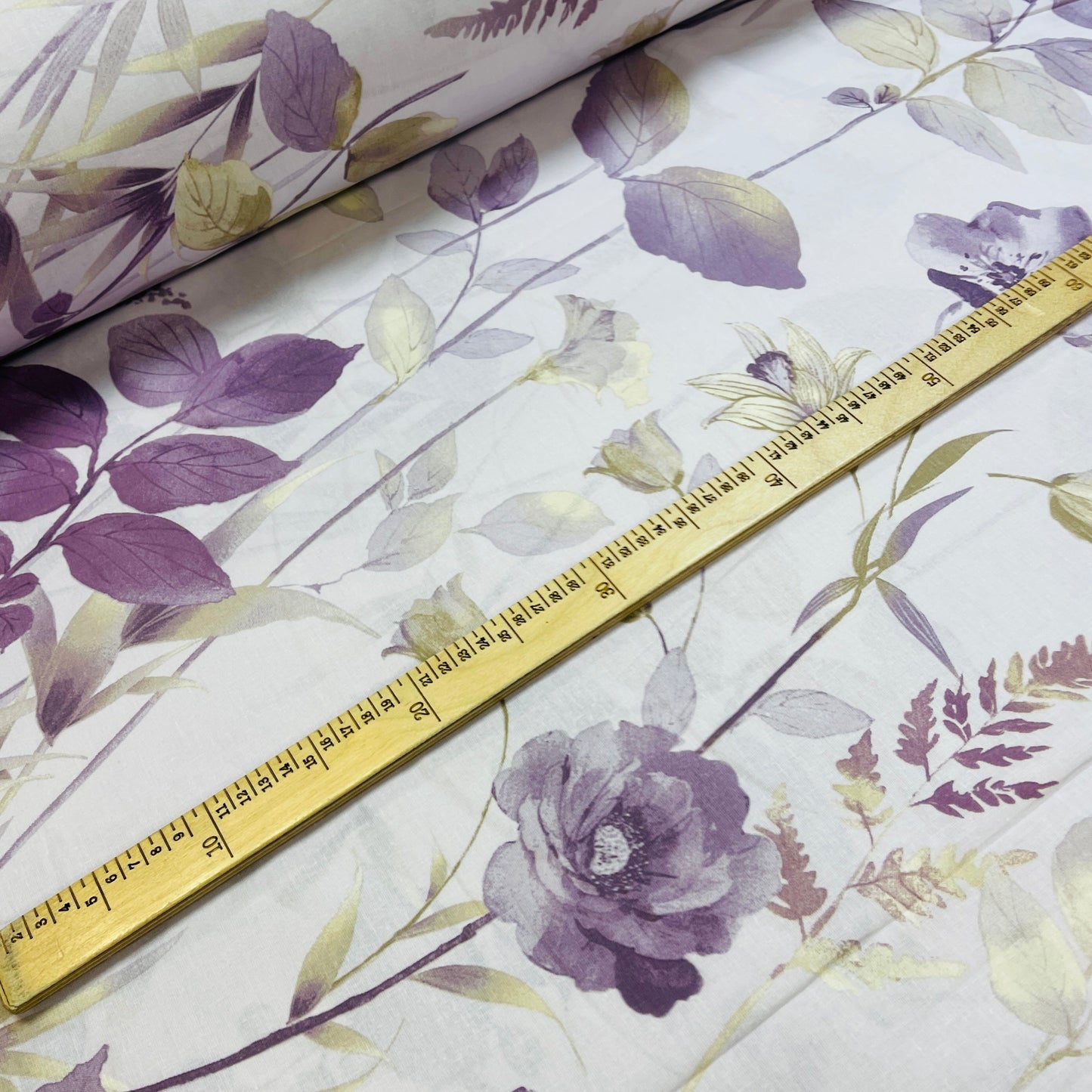 Attēls ar 100% Kokvilnas audums - lillā pļava 220cm 146 g/m² – pieejams Šarlotes audumi