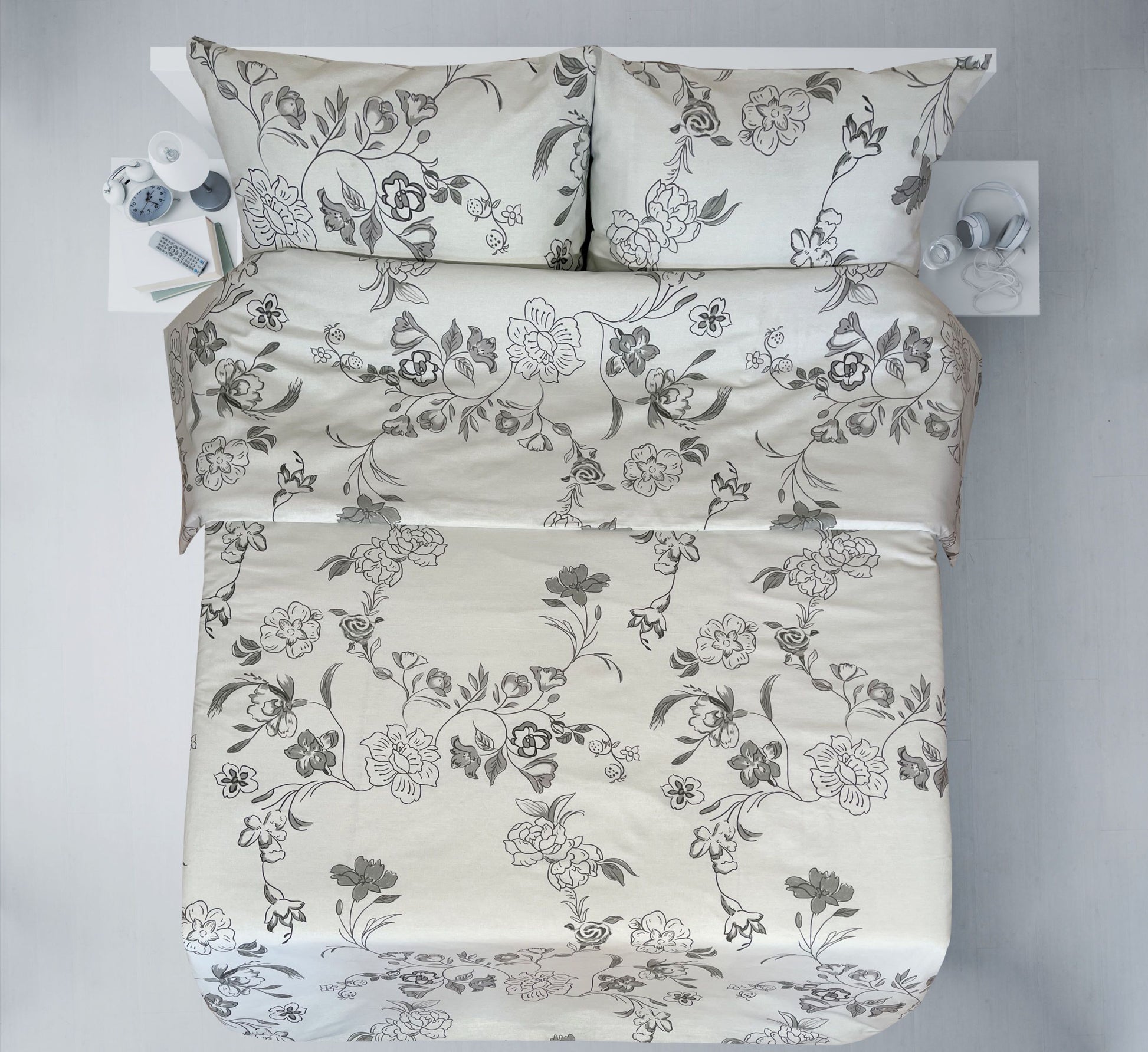 Attēls ar 100% Kokvilnas audums - pelēki ziedi uz pelēcīga fona 220cm 146 g/m² – pieejams Šarlotes audumi