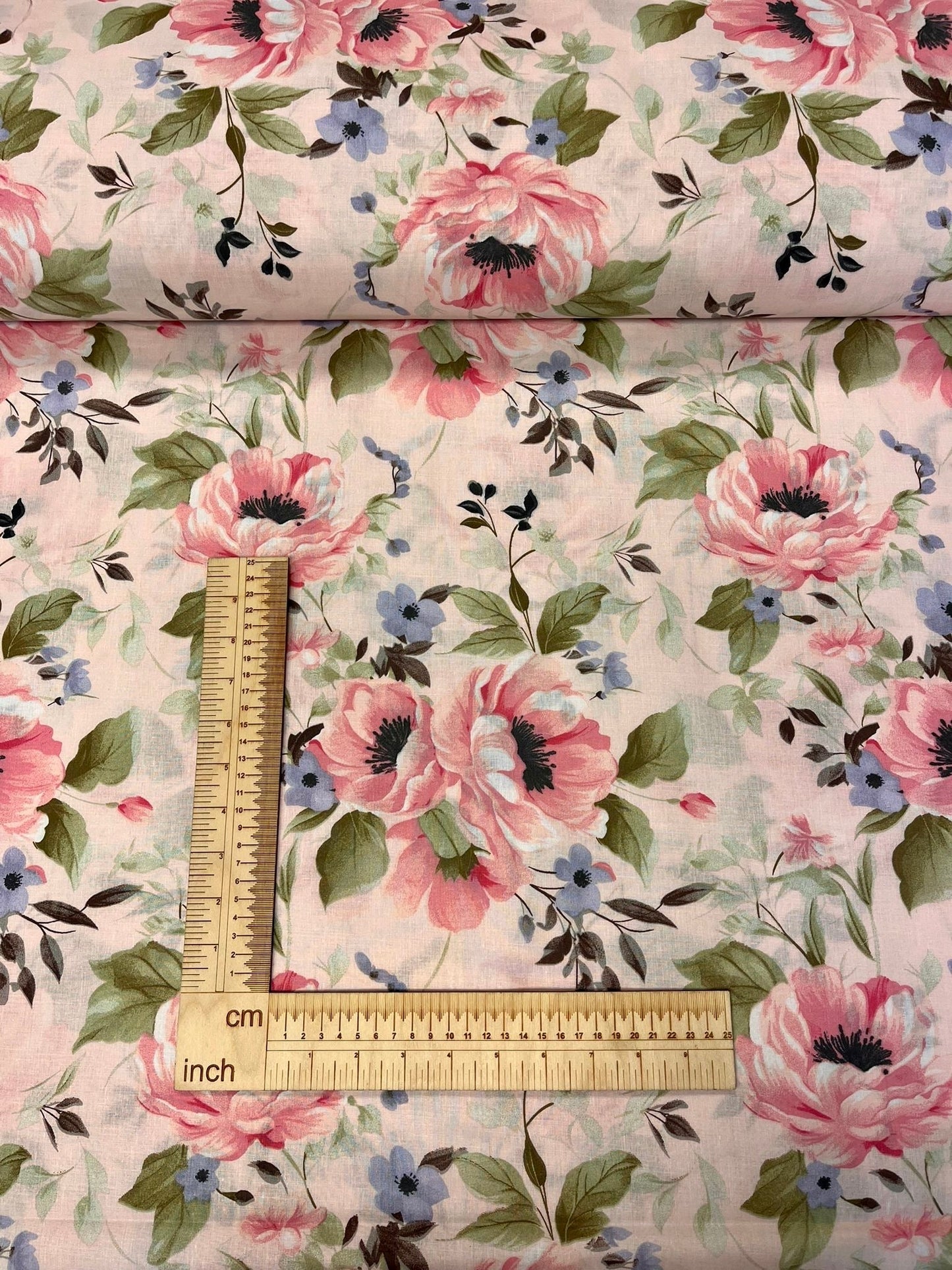 Tissu 100 % coton - pivoines 125 g/m² – disponible chez Šarlotes audumi