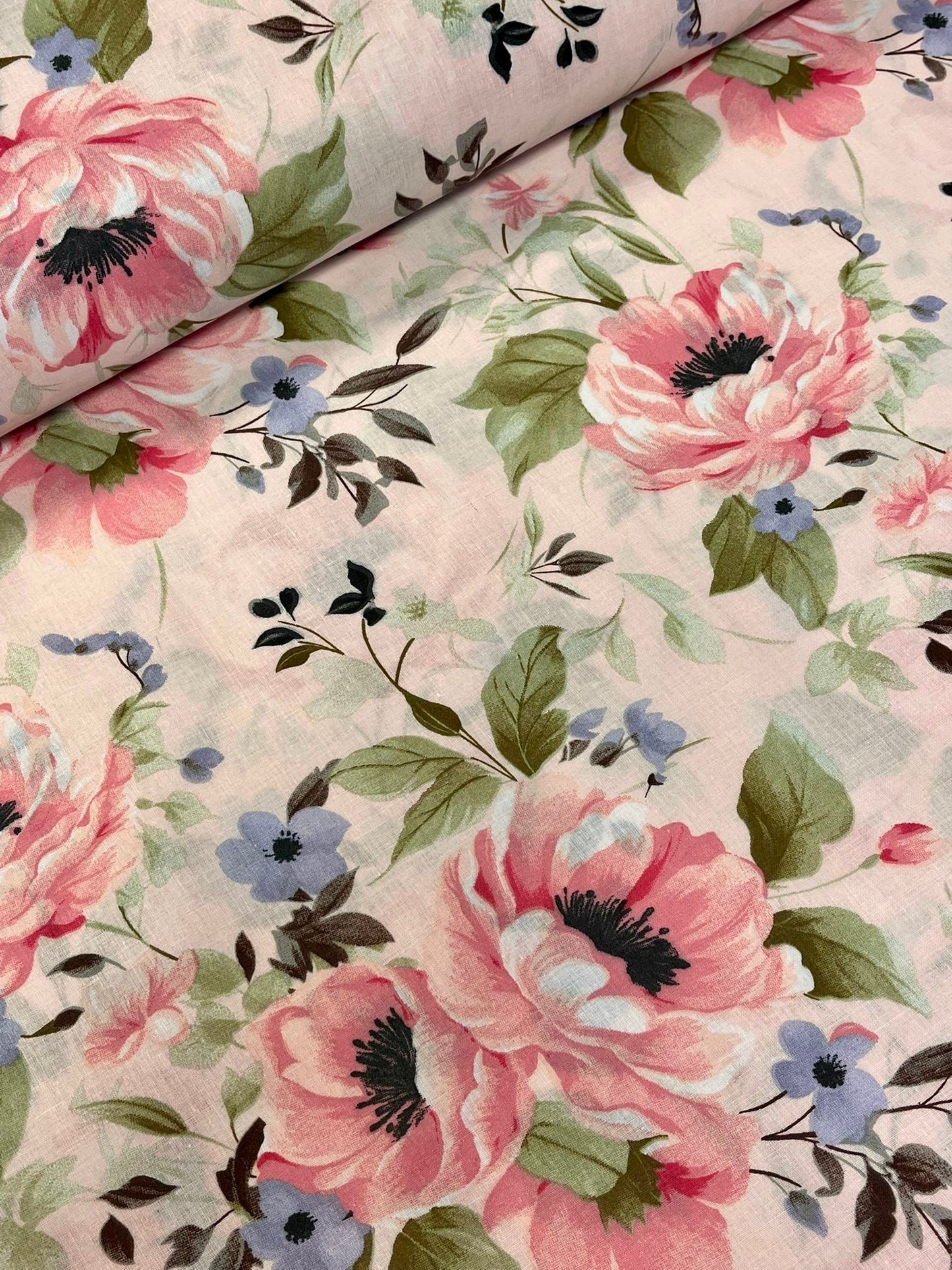 Image du tissu 100 % coton - pivoines 125 g/m² – disponible chez Šarlotes audumi