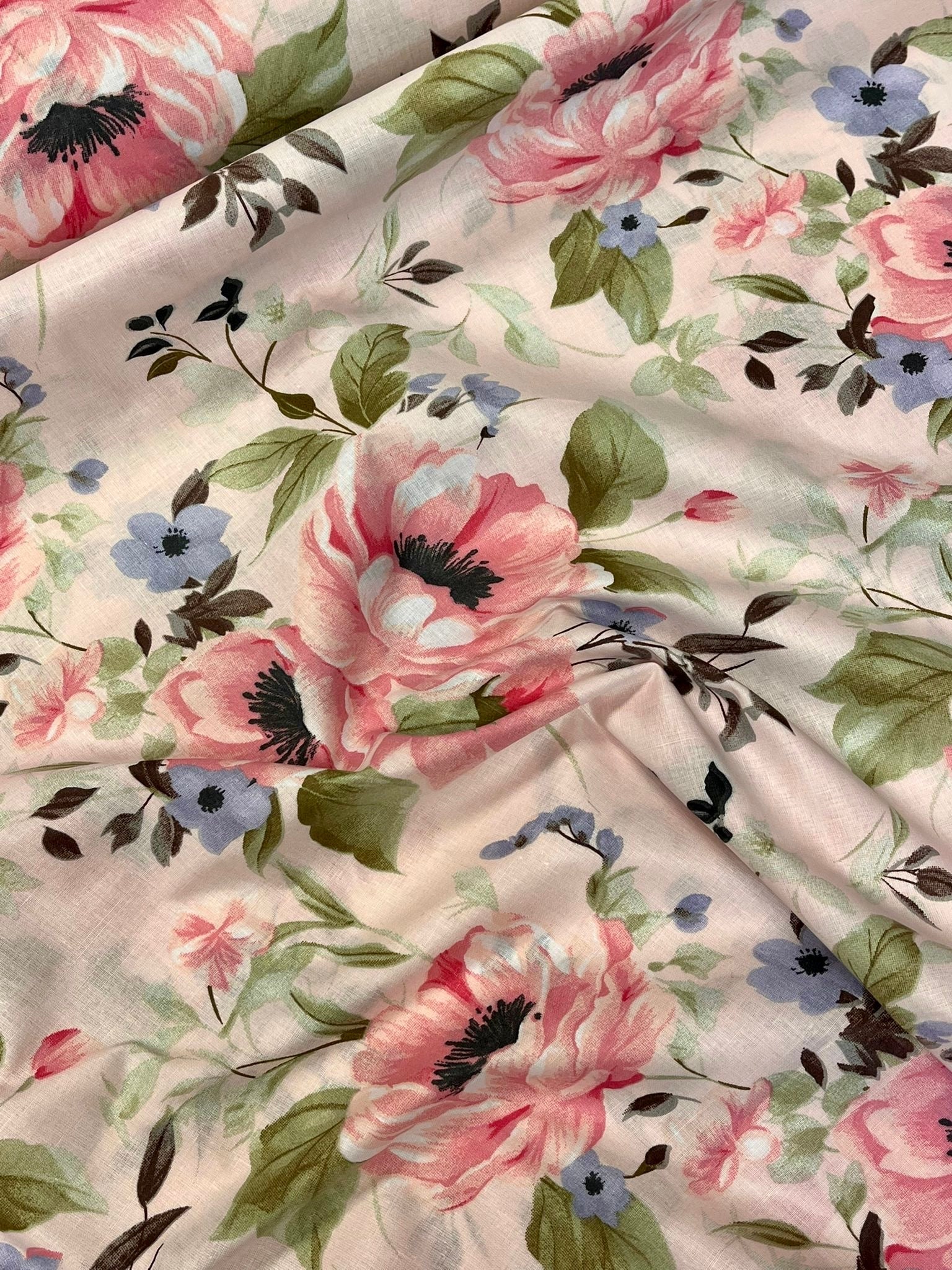 Tissu 100 % coton - pivoines 125 g/m² – disponible chez Šarlotes audumi