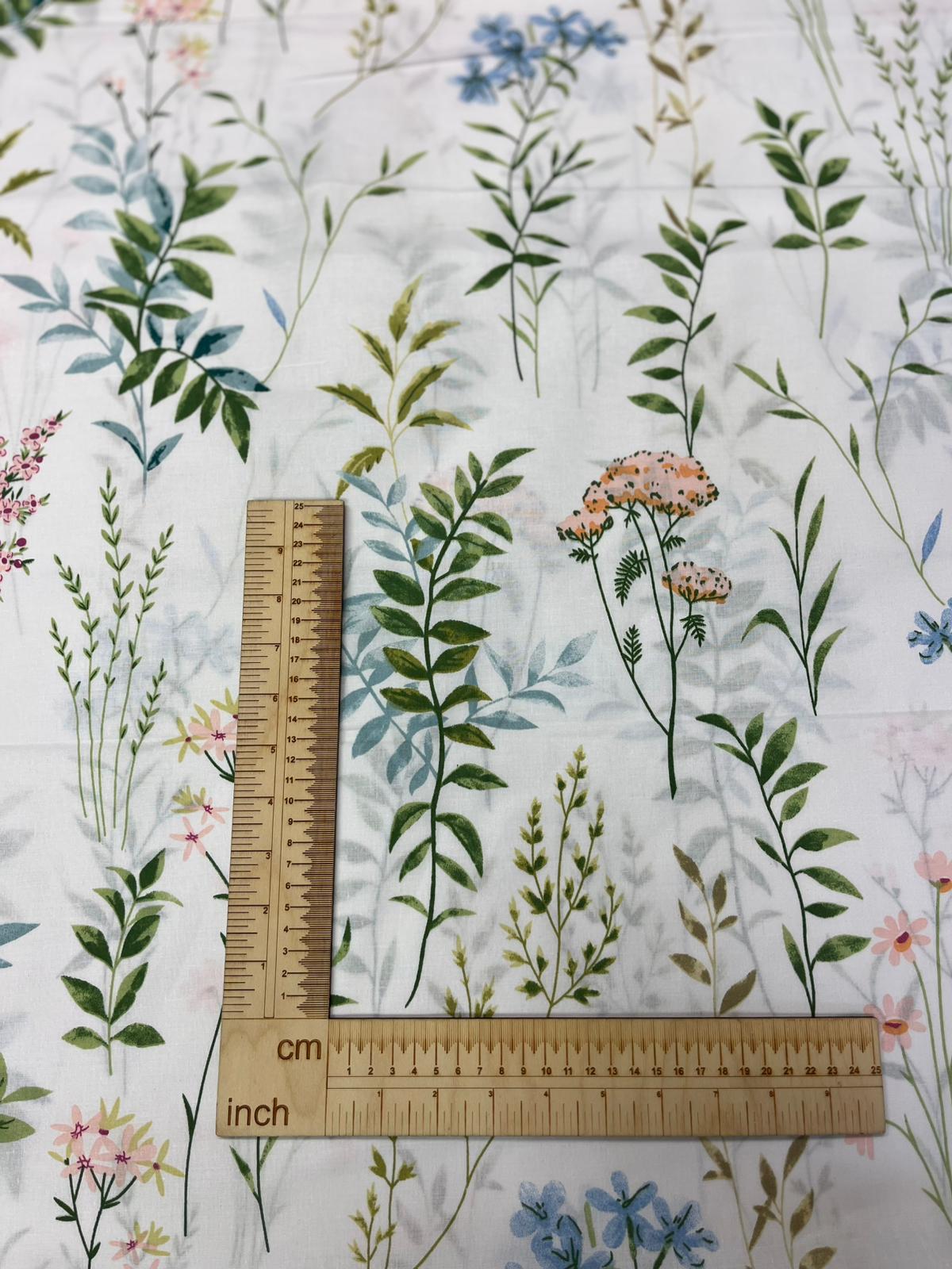 Attēls ar 100% Kokvilnas audums - pļavu augi 125 g/m² – pieejams Šarlotes audumi