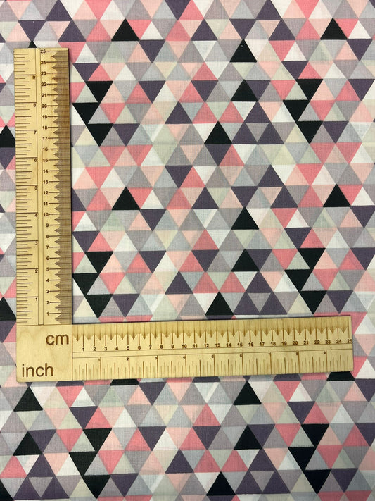 Attēls ar 100% Kokvilnas audums - rozā trijstūri 125 g/m² – pieejams Šarlotes audumi