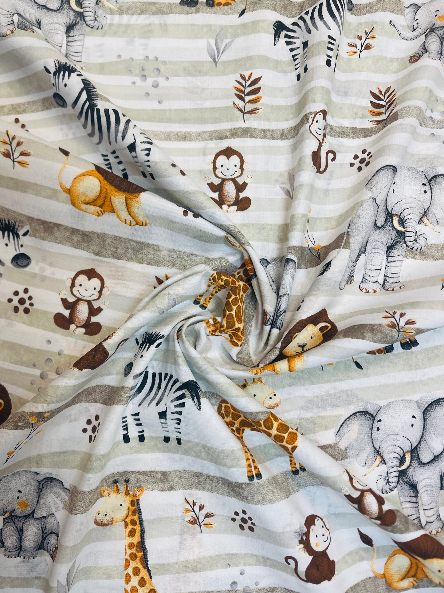 Attēls ar 100% Kokvilnas audums - safari zvēri un zaļas līnijas 125 g/m – pieejams Šarlotes audumi