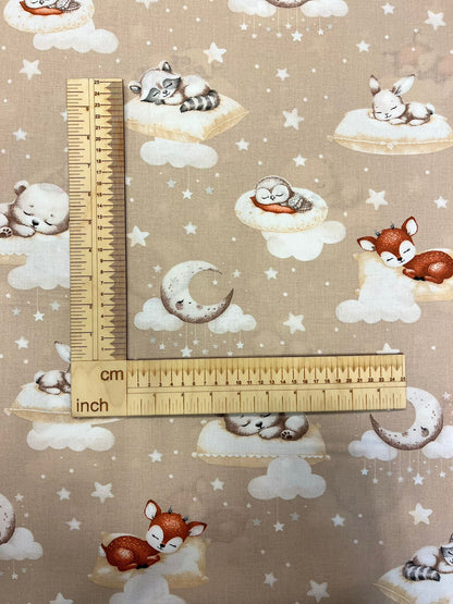 Image de tissu 100 % coton - petits oursons pour de doux rêves sur fond beige 125 g/m² – disponible chez Šarlotes audumi