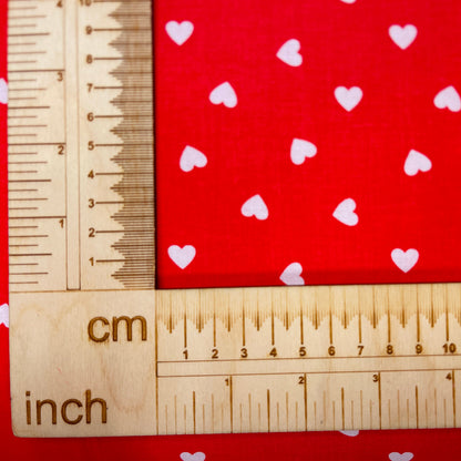 100 % coton - cœurs sur fond rouge 125 g/m