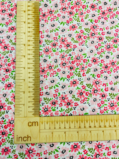 100% Cotton fabric - delicate pink flowers 125 g/m²