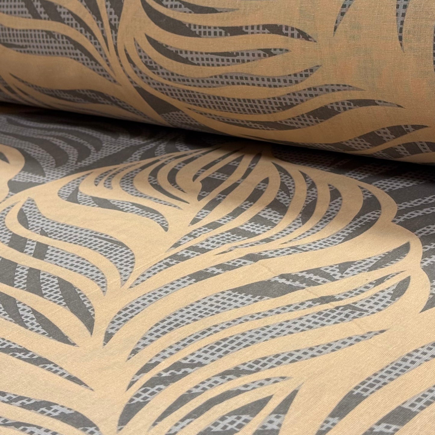 Visuel avec tissu 100 % coton - matin des palmiers sur sable 220cm 146 g/m² – disponible chez Šarlotes audumi