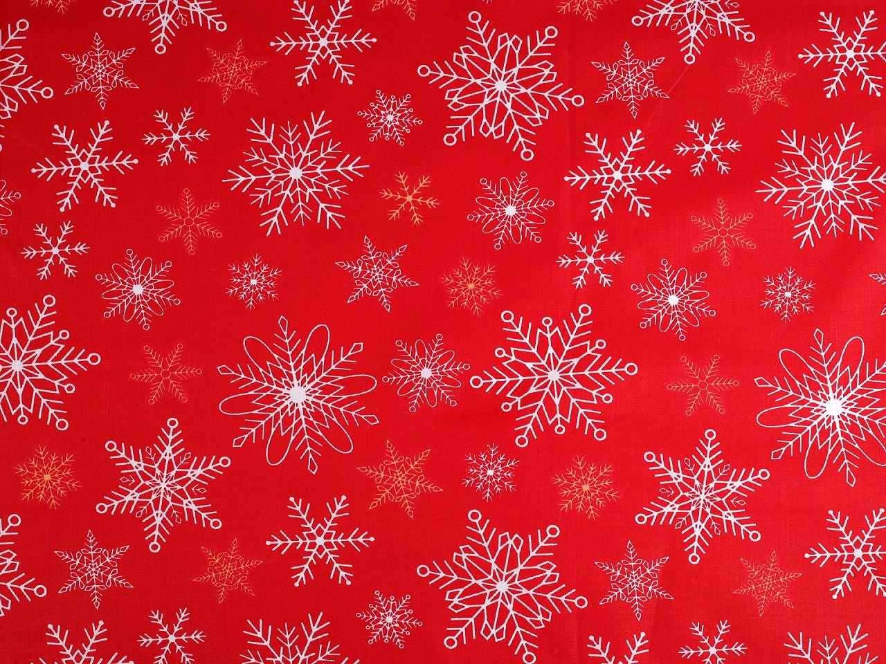 Attēls ar 100% Kokvilnas audums - sniegpārslas uz sarkana fona 125 g/m (DRĪZUMĀ PLAUKTOS) – pieejams Šarlotes audumi