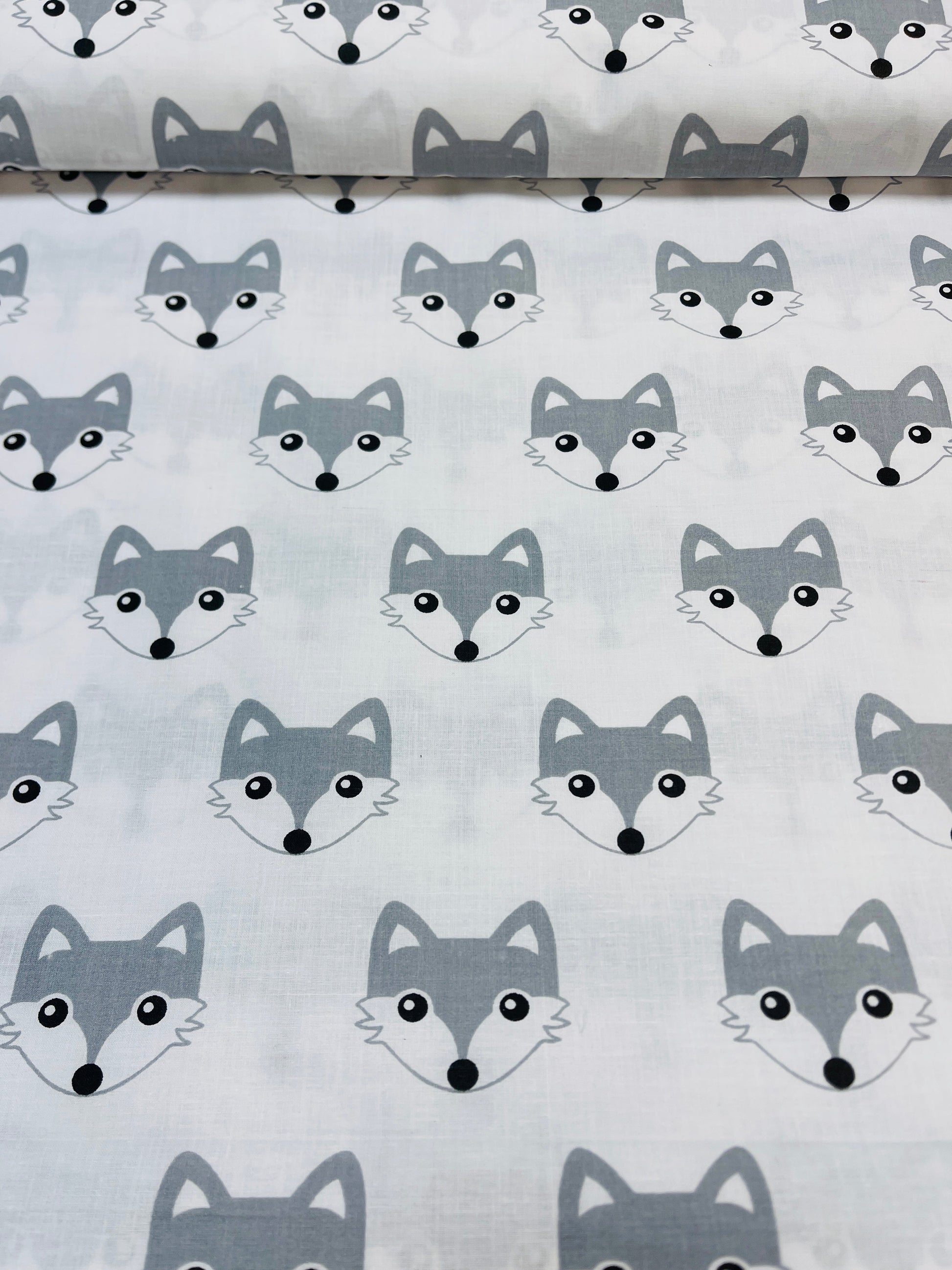 Attēls ar 100% Kokvilnas audums - vilki 125 g/m² – pieejams Šarlotes audumi