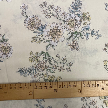 100% Cotton fabric - flowers on a creamy background 220 cm 146 g/m²